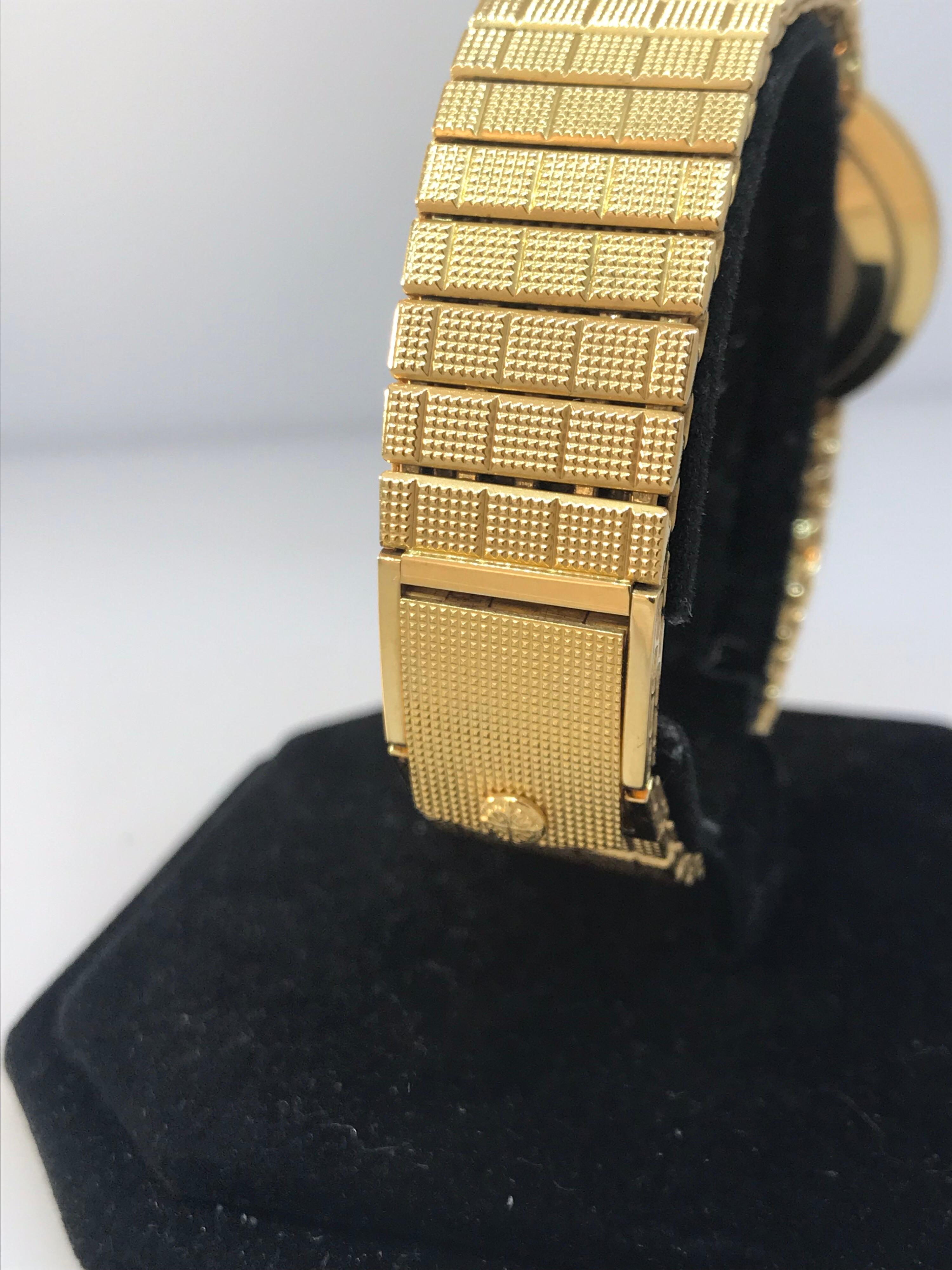 Patek Philippe Calatrava Yellow Gold Mechanical Men's Bracelet Watch 3919/10 In Excellent Condition For Sale In New York, NY