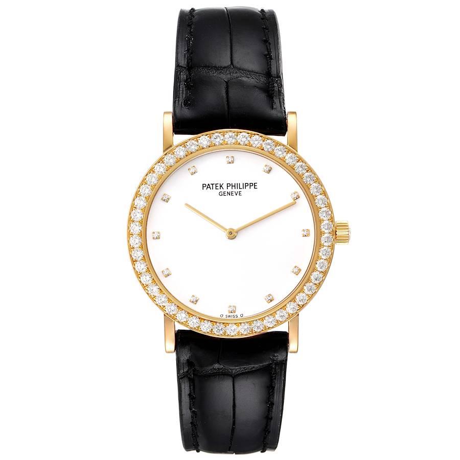 Patek Philippe Calatrava Gelbgold Weißes Zifferblatt Diamantuhr 5006 Papiere. Uhrwerk mit Handaufzug. Gehäuse aus 18 Karat Gelbgold mit einem Durchmesser von 33,5 mm. Original Patek Fabrik Diamant Lünette. Kratzfestes Saphirglas. Weißes Zifferblatt 