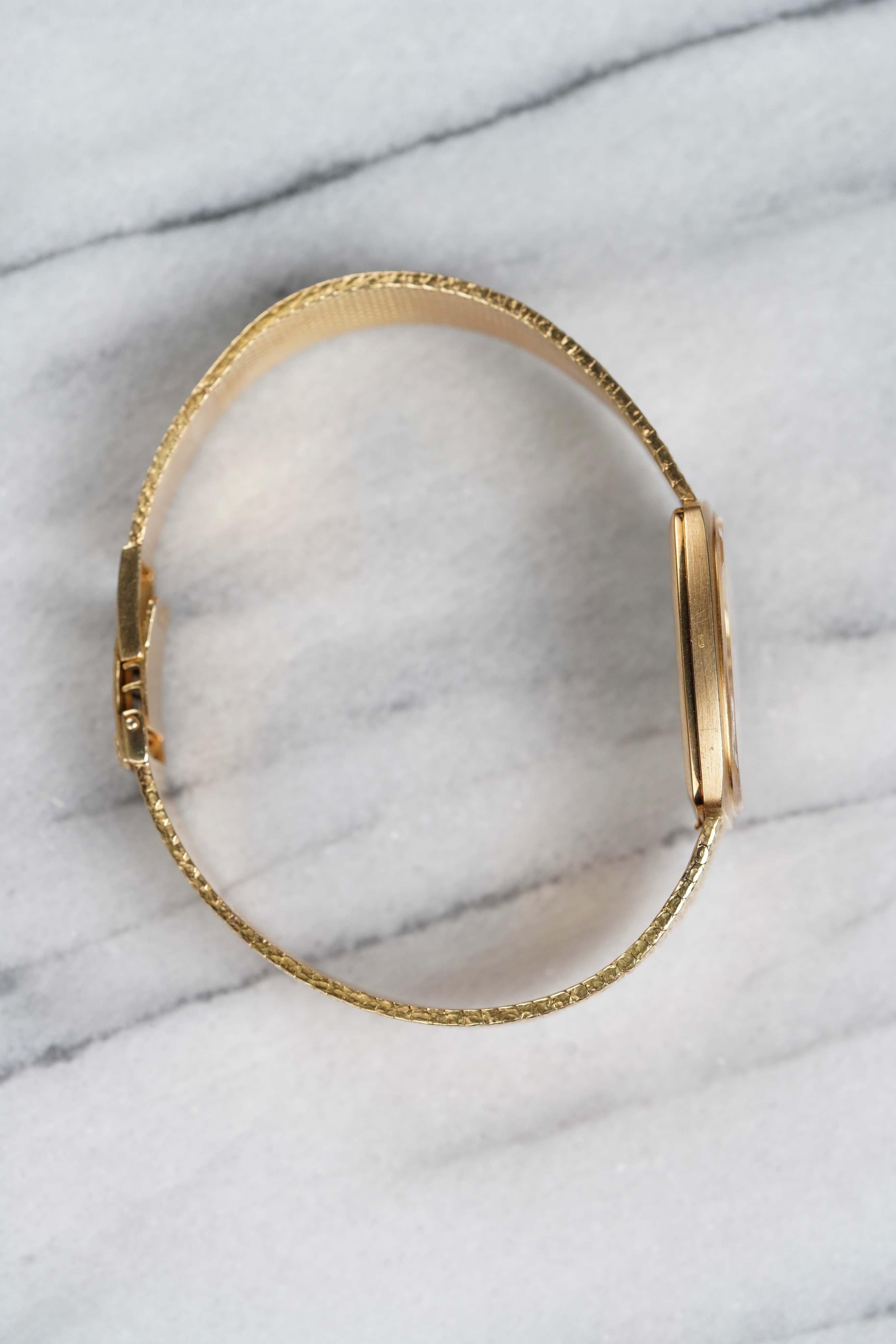 Reloj Patek Philippe de oro amarillo de 18 quilates con esfera de martillo de champán, años 70 en Excelente estado para la venta en New York, NY