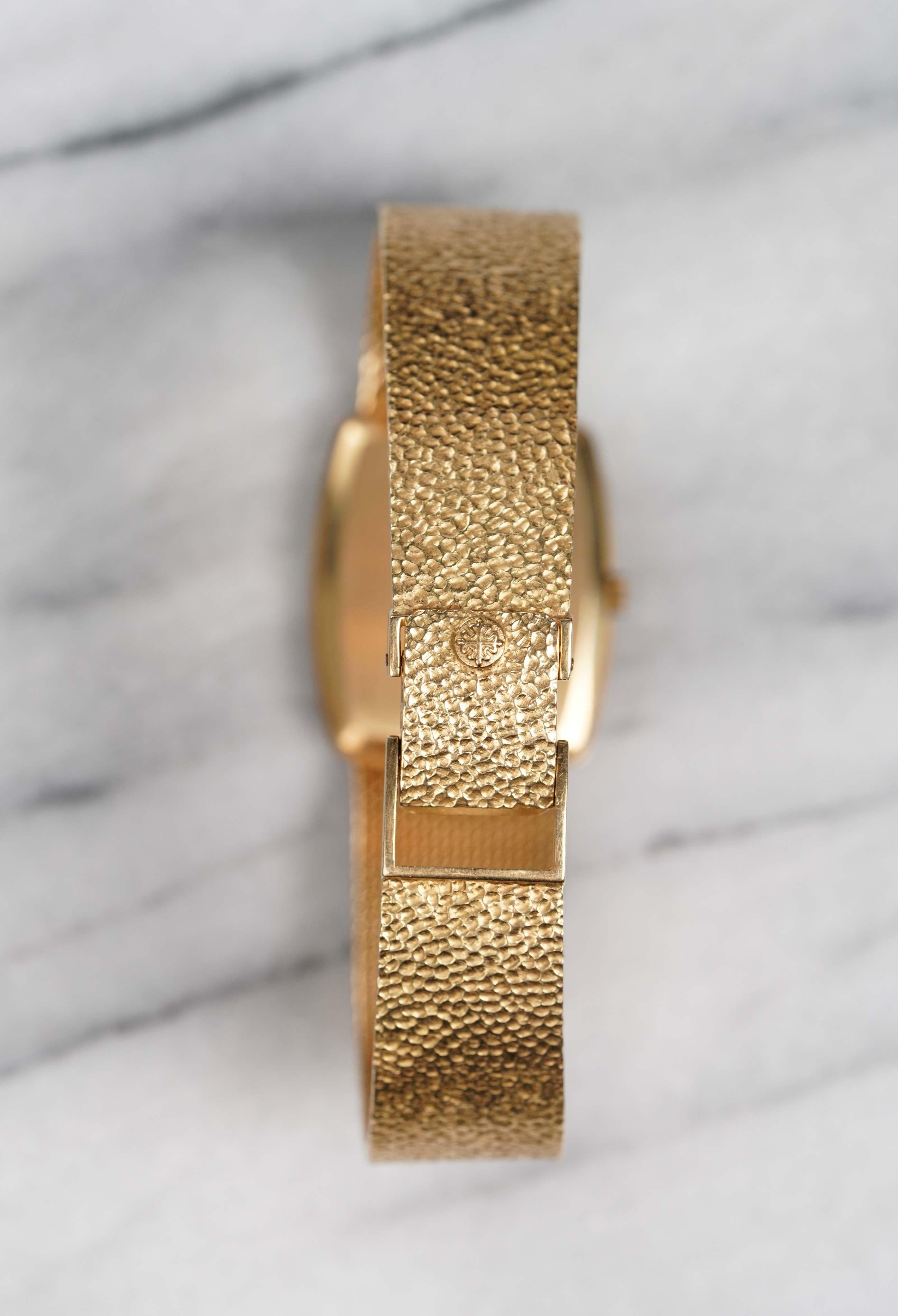 De las mujeres Reloj Patek Philippe de oro amarillo de 18 quilates con esfera de martillo de champán, años 70 en venta