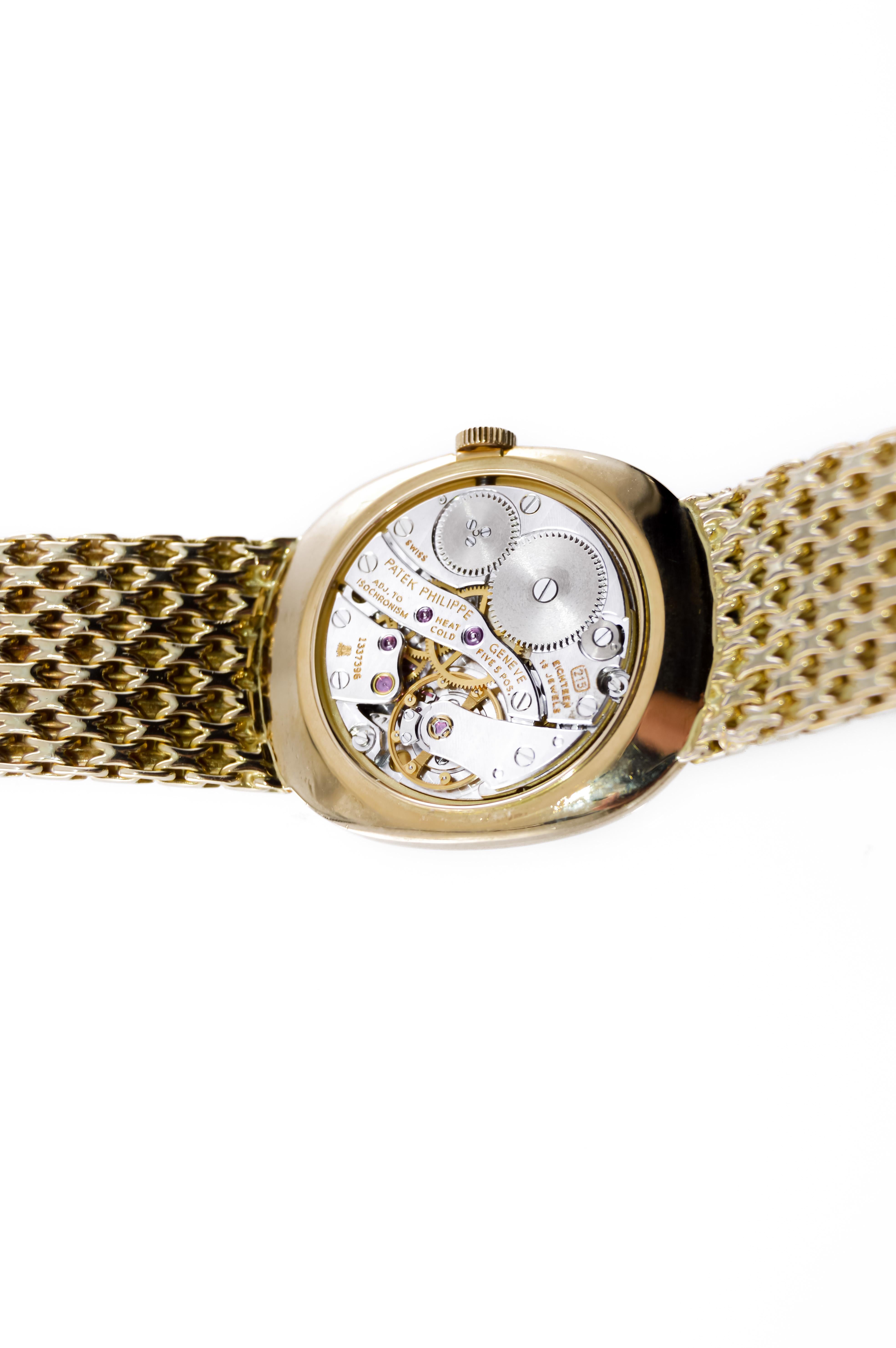 Patek Philippe & Cie. 18 Karat Yellow Gold Ladies Bracelet Watch, circa 1980s For Sale 3