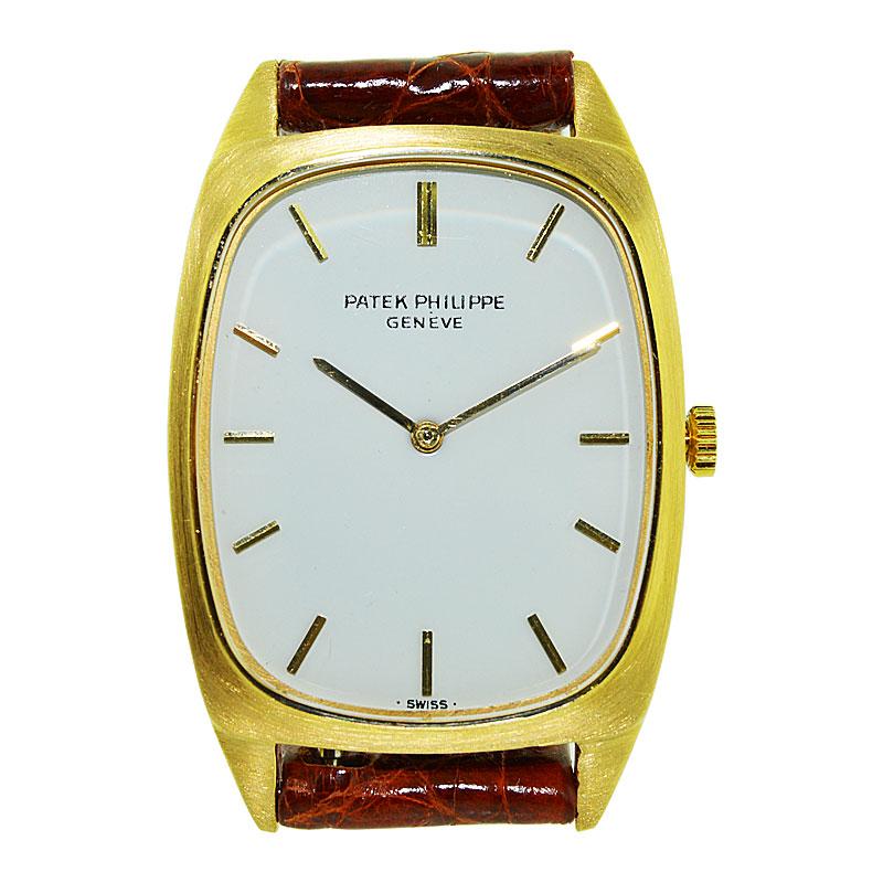 FACTORY / HOUSE: 
STYLE / REFERENCE: 3567
METAL / MATERIAL: 18kt
DIMENSIONS:  39 mm X 26 mm
CIRCA: 1975
MOVEMENT / CALIBER: Winding / Jewels / Cal. 175
DIAL / HANDS: Original with Applied Baton Markers / Gold Baton Hands
ATTACHMENT / LENGTH: 