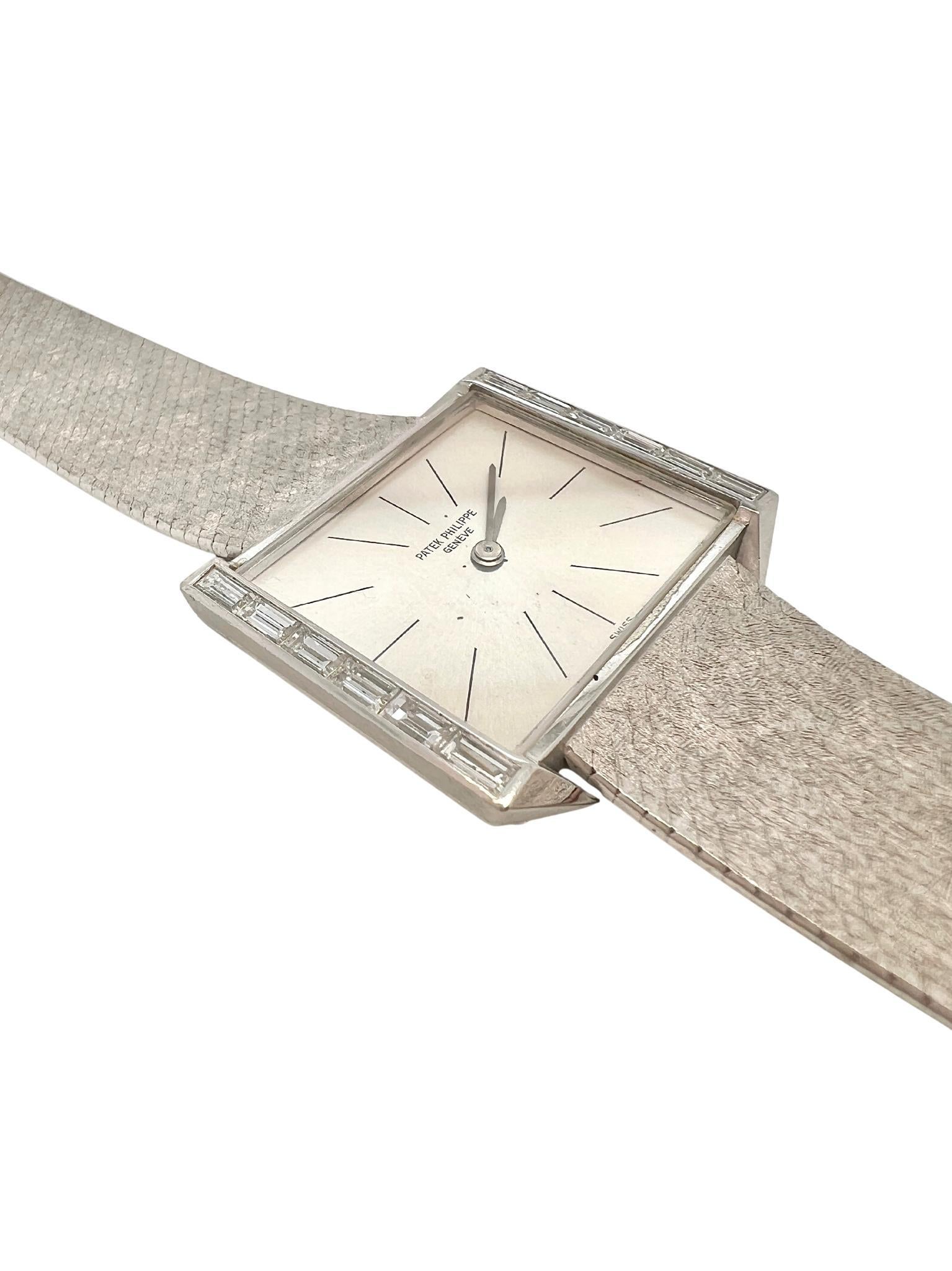 Patek Philippe Classique Weißgold- und Diamantuhr

Einzelheiten:
Zifferblatt gestempelt: Patek Philippe
Prägung auf der Armbandschließe: 750, Patek Philippe, Herstellermarke
Gehäusegröße: ca. 29 x 21 mm 
Größe der Uhr: 14,5 cm, kurze kleine Größe