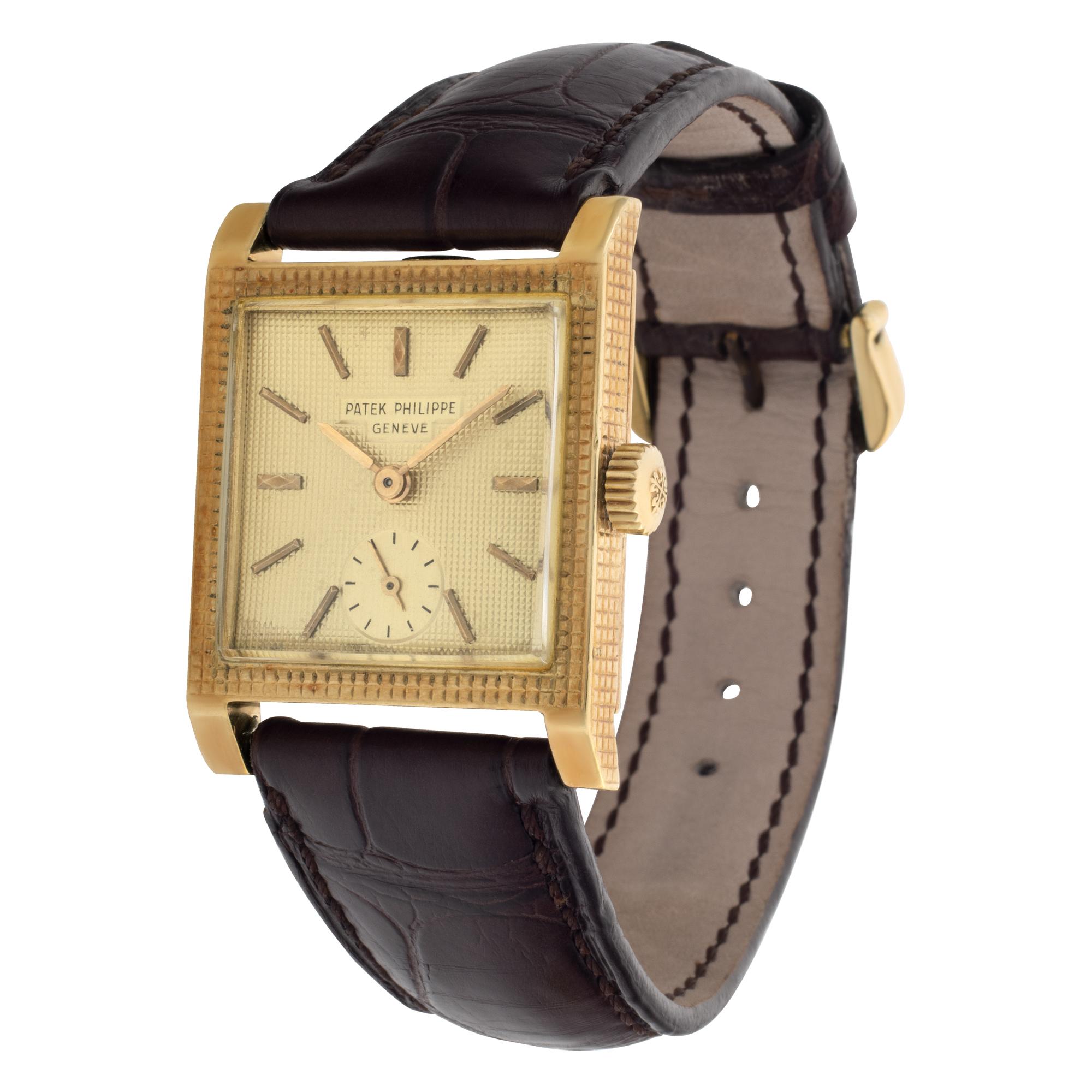 Schöne und seltene Vintage Patek Philippe Clous De Paris mit 18k Gelbgold Gehäuse mit strukturierten Hobnail Lünette erweitert, um das Gehäuse Seiten, guillochierte Zifferblatt mit Stab angewendet Indexe &  am Lederband. Handbuch. 26 mm