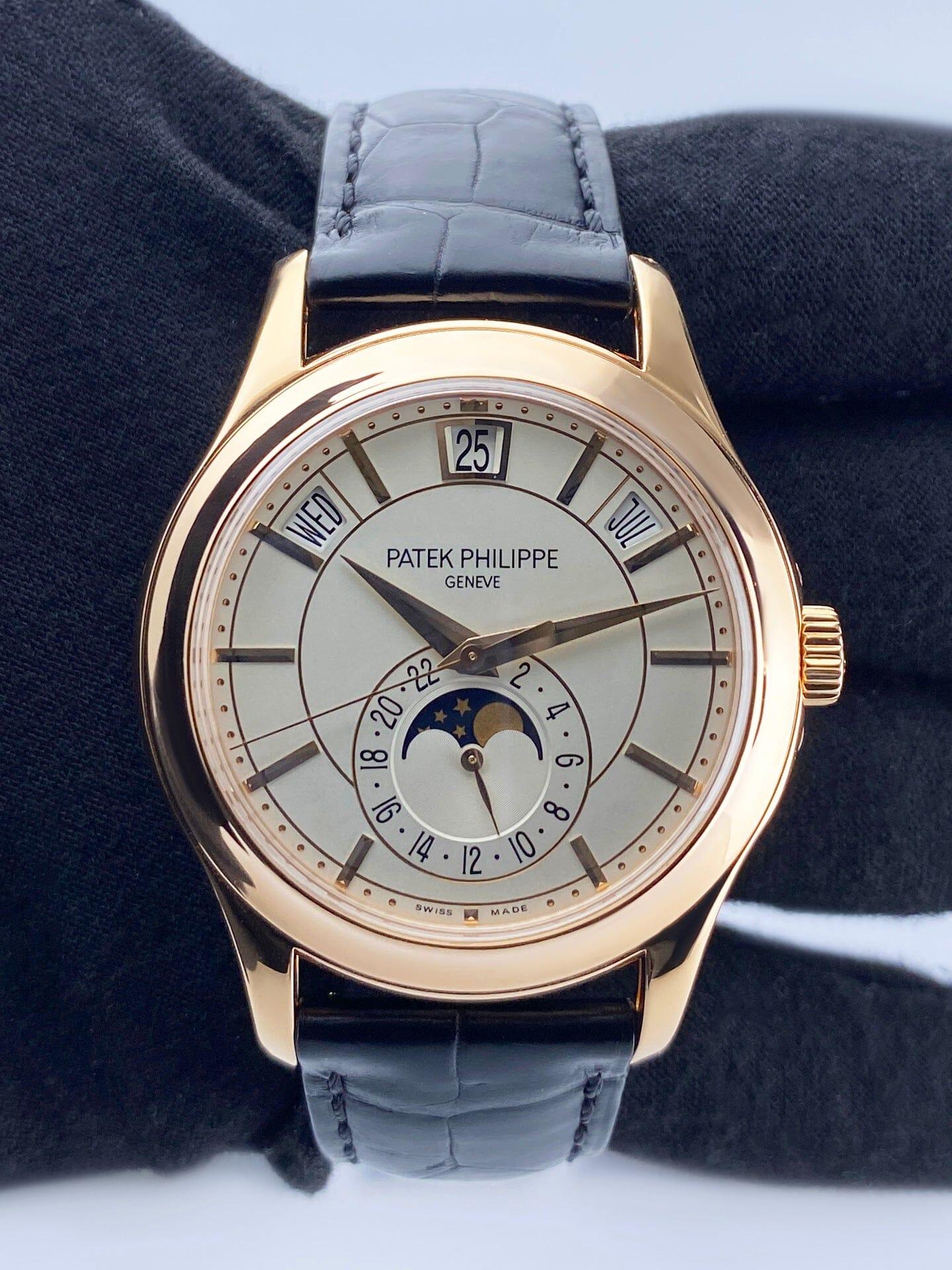 Patek Philippe Complications 5205R-001 Herrenuhr. 40 mm Gehäuse aus 18 Karat Roségold. 18K Roségold Lünette. Silbernes Zifferblatt mit roségoldenen Zeigern und Indexindexen. Die Öffnungen für Tag/Datum/Monat im oberen Teil gewährleisten eine