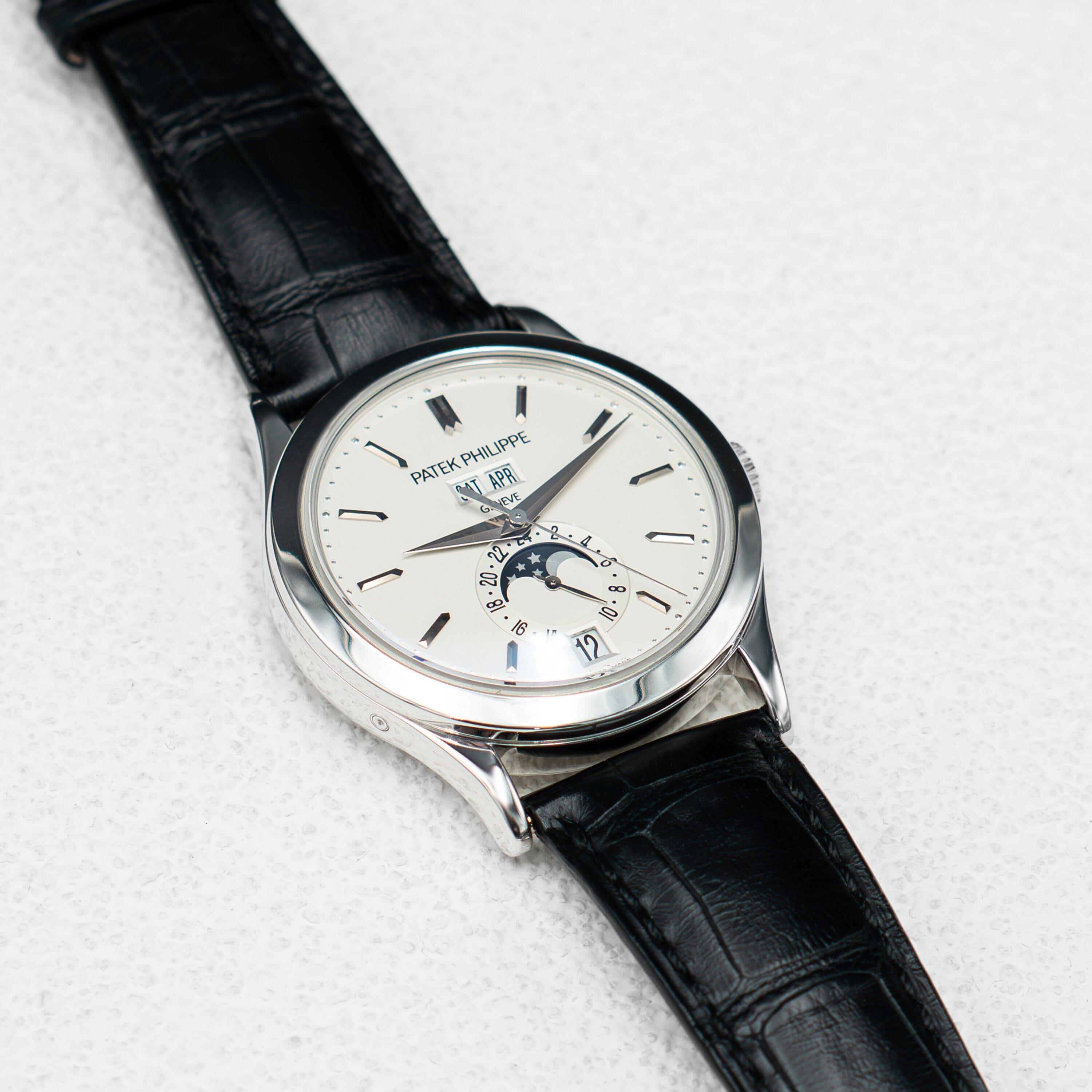 Patek Philippe Complications 5396G-011 Herrenuhr. 38,5 mm Gehäuse aus 18 Karat Weißgold und Lünette aus 18 Karat Weißgold. Silbernes Zifferblatt mit Weißgoldzeigern und Indexen aus Weißgold. Jahreskalenderanzeigen mit Mondphasenanzeige. Schwarzes