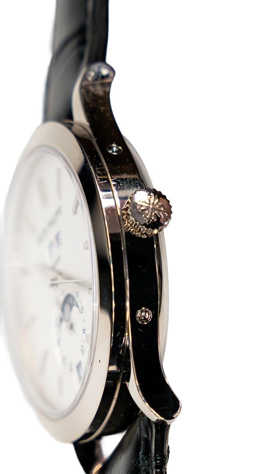 Prova il lusso di possedere l'orologio da polso Patek Philippe Complications Annual Calendar, referenza 5396G-001, un capolavoro dell'orologeria svizzera. Questo elegante segnatempo presenta una cassa in oro bianco da 38,5 mm con lunetta liscia e