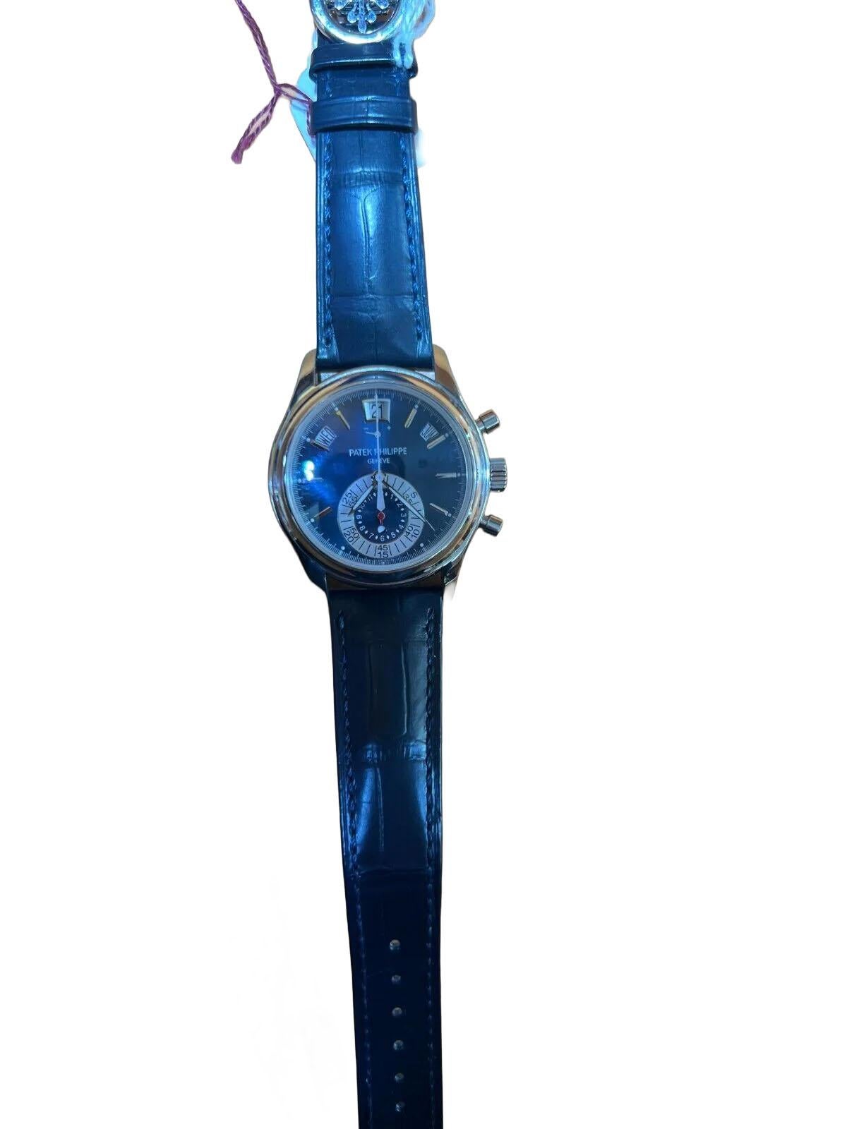 Questo orologio da polso da uomo Patek Philippe Complications è l'epitome del lusso e dello stile raffinato, che lo rende un'aggiunta di spicco a qualsiasi collezione esigente. Realizzata in platino di prima qualità, la cassa rotonda da 40 mm è
