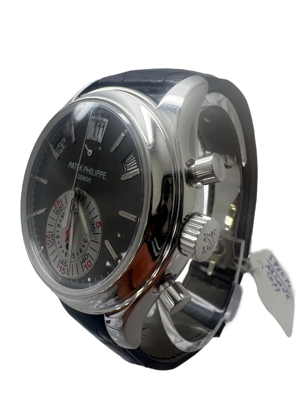 Il Patek Philippe 5960P è un cronografo da uomo in platino molto ambito, celebrato per il suo design sofisticato, la maestria tecnica e l'esclusività. Elegato in una sostanziosa cassa in platino da 40 mm, questo orologio emana un'eleganza sobria e