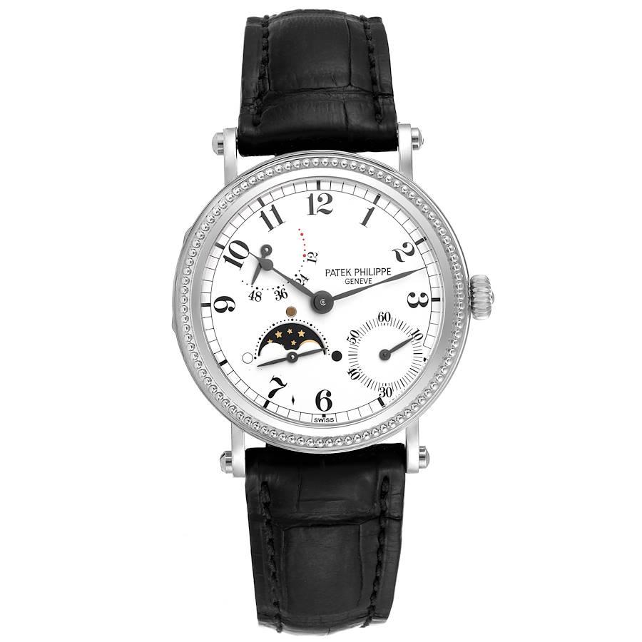 Patek Philippe Complications Moonphase Montre homme en or blanc 5015. Mouvement à remontage automatique. Boîtier en or blanc 18k de 35,5 mm de diamètre. Fond à charnière avec écran saphir en dessous. Lunette hobnail en or blanc 18 carats. Verre