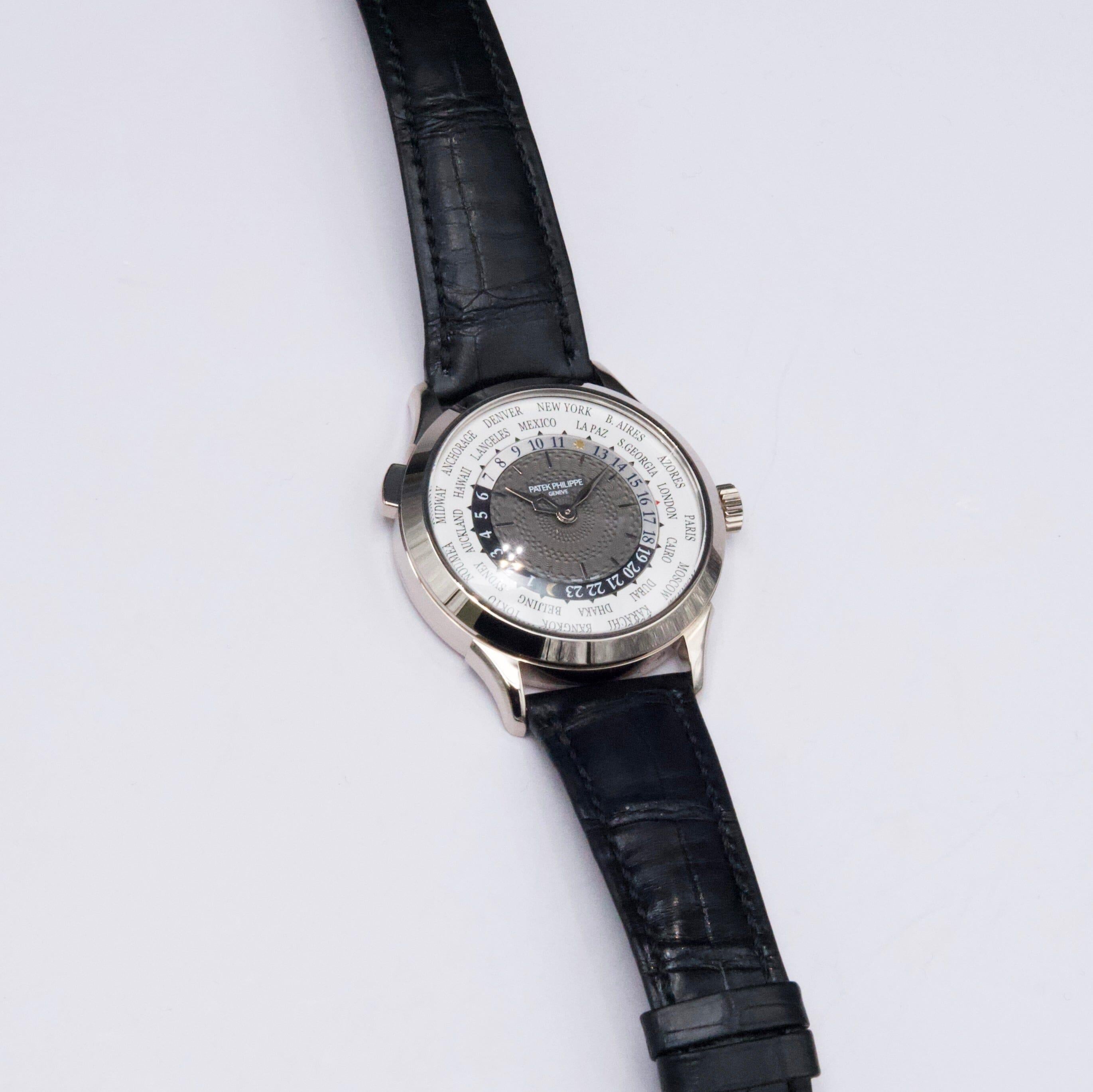 Orologio da uomo Patek Philippe World Time 5230G-014. Cassa in oro bianco 18 carati da 39 mm. Lunetta liscia in oro bianco 18 carati. Quadrante World Time con lancette e indici in oro bianco. Quadrante World Time: il quadrante interno è in argento