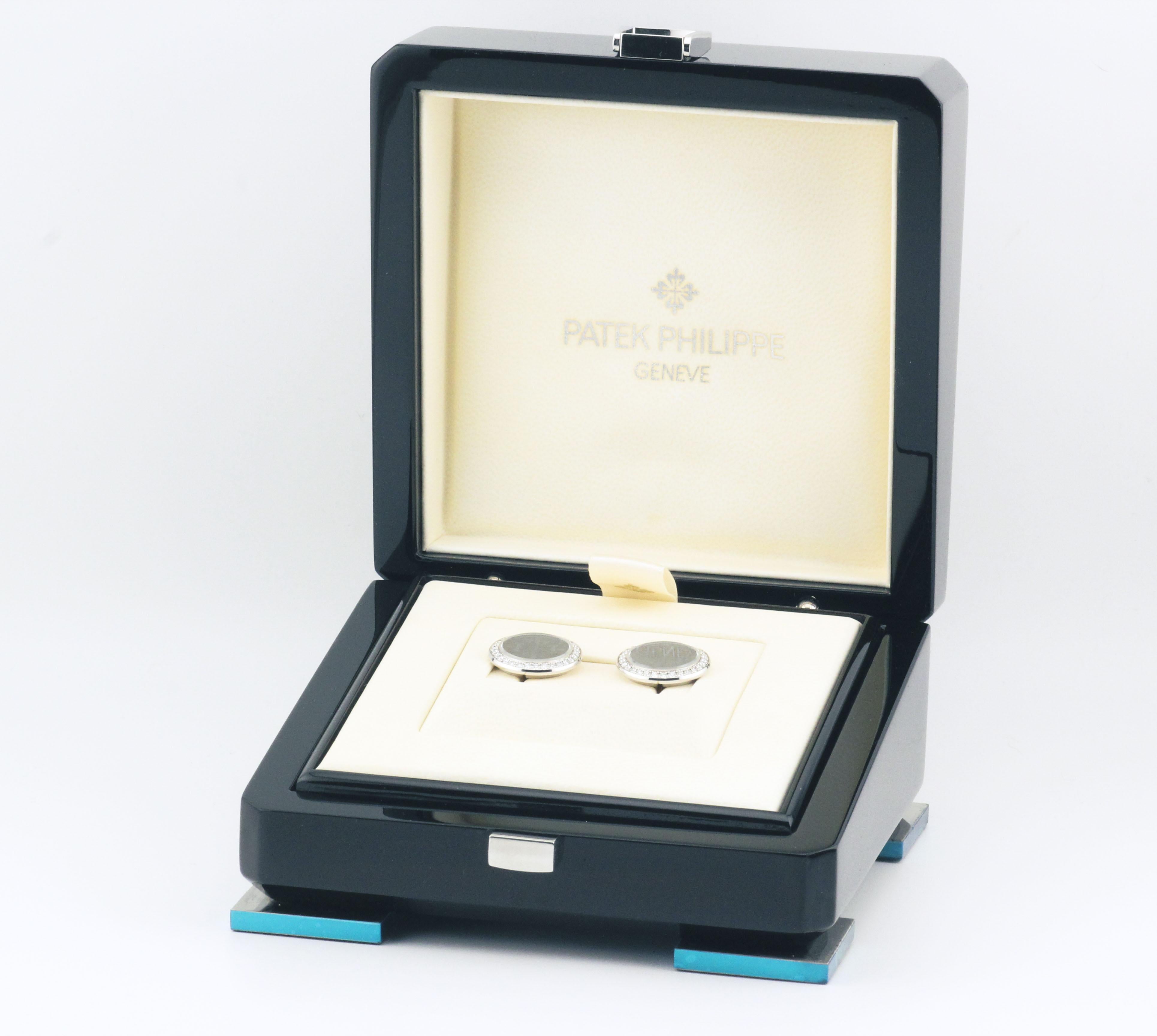 Die Patek Philippe Diamond Onyx 18K White Gold Calatrava Manschettenknöpfe sind ein Zeugnis für raffinierte Eleganz und außergewöhnliche Handwerkskunst. Diese raffinierten Manschettenknöpfe zeichnen sich durch ein minimalistisches, aber dennoch