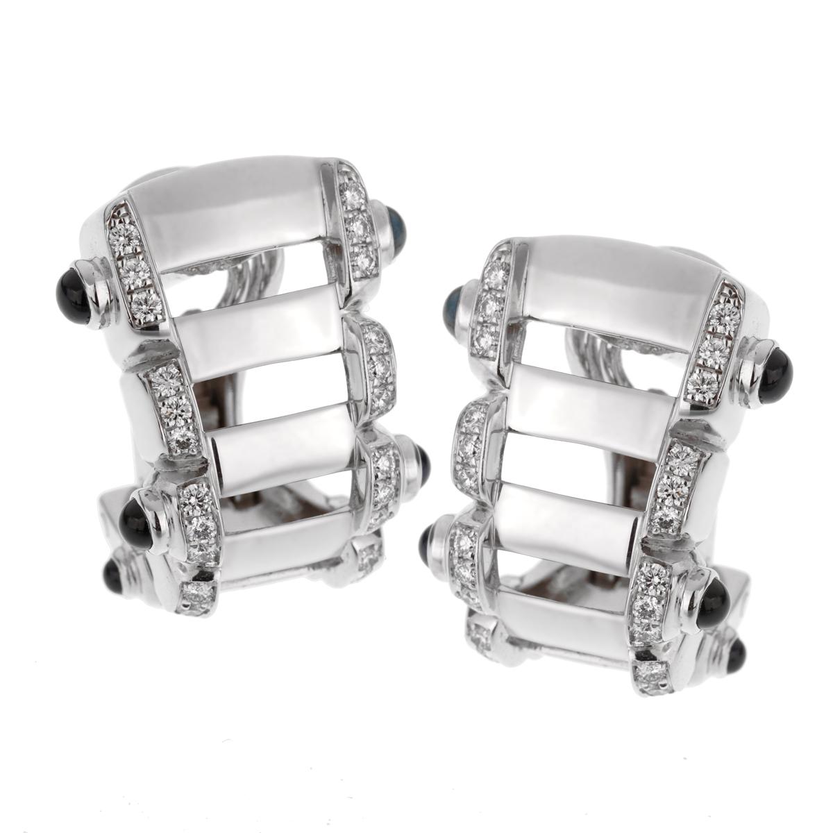 Une paire de boucles d'oreilles Patek Philippe emblématique, composée de 60 diamants ronds de taille brillant, flanqués de saphirs cabochons, le tout en or blanc 18 carats.
Les boucles d'oreilles mesurent 0,78