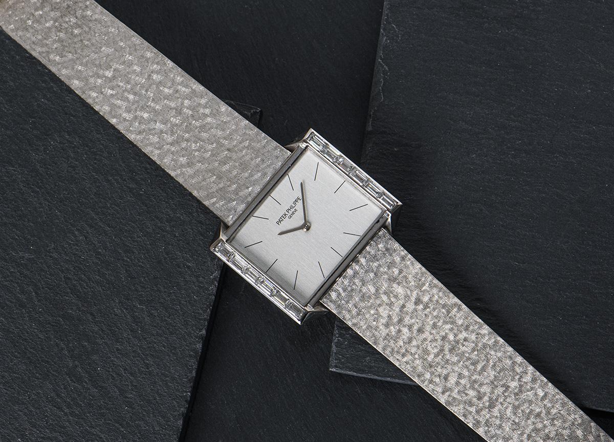 Women's or Men's Patek Philippe Dress Watch Vintage Mid-Size 18k White Gold Silver Dial 3506/2