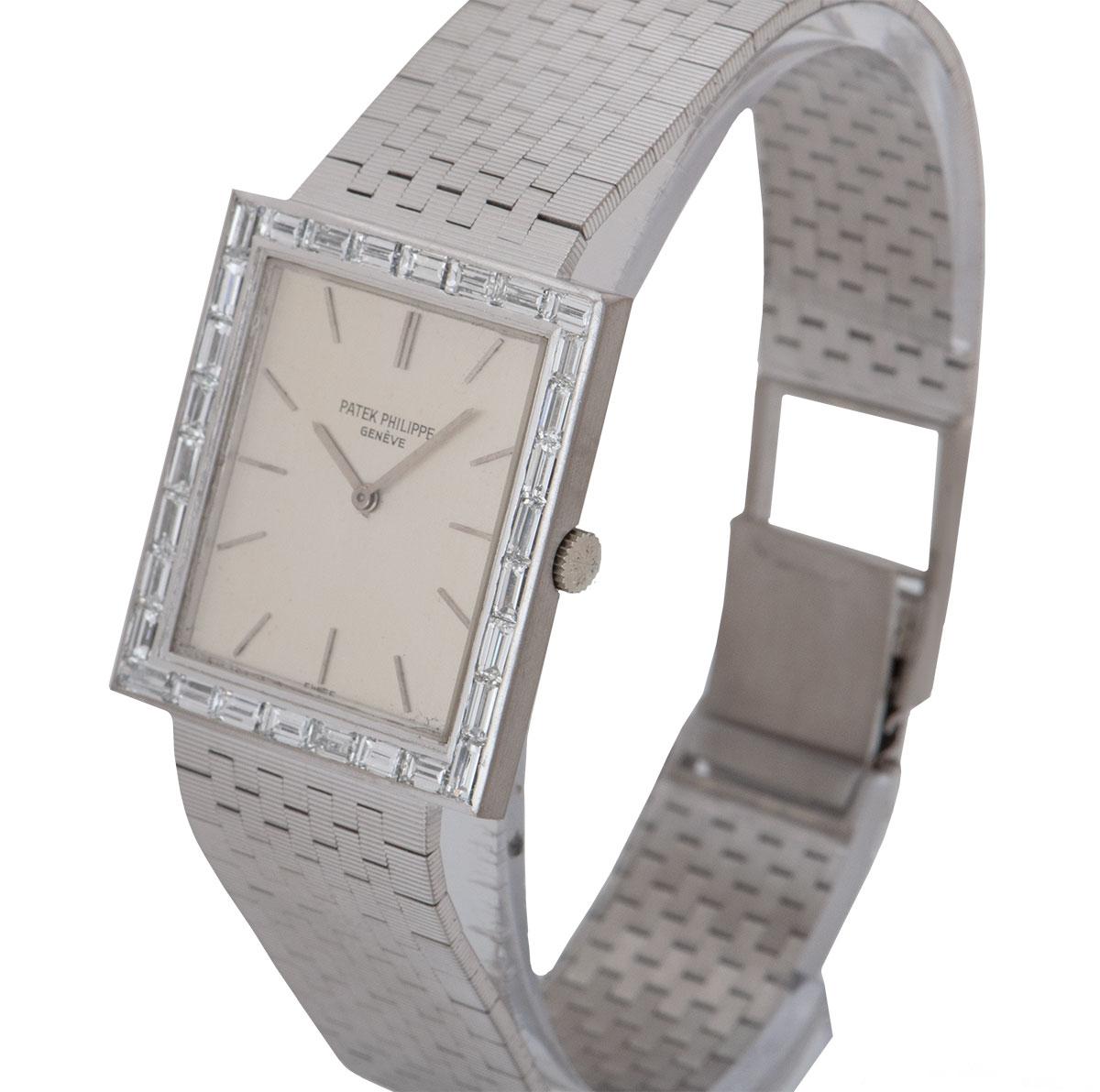 A vintage 18k white gold unisex wristwatch, by Patek Philippe.

The silver dial with applied hour markers, is protected by a mineral glass and surrounded by a fixed bezel which is set with 30 baguette cut diamonds.

This opulent timepiece is fitted
