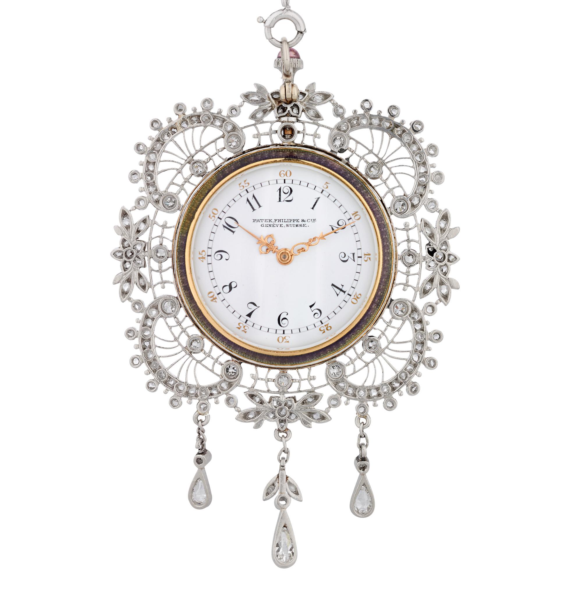 Exquisément fabriquée par Patek Philippe, cette rare montre pendentif édouardienne de la Belle Époque illustre le summum de l'art et du design suisses. Le fond du boîtier est orné d'un riche émail guilloché violet, rehaussé d'une délicate guirlande