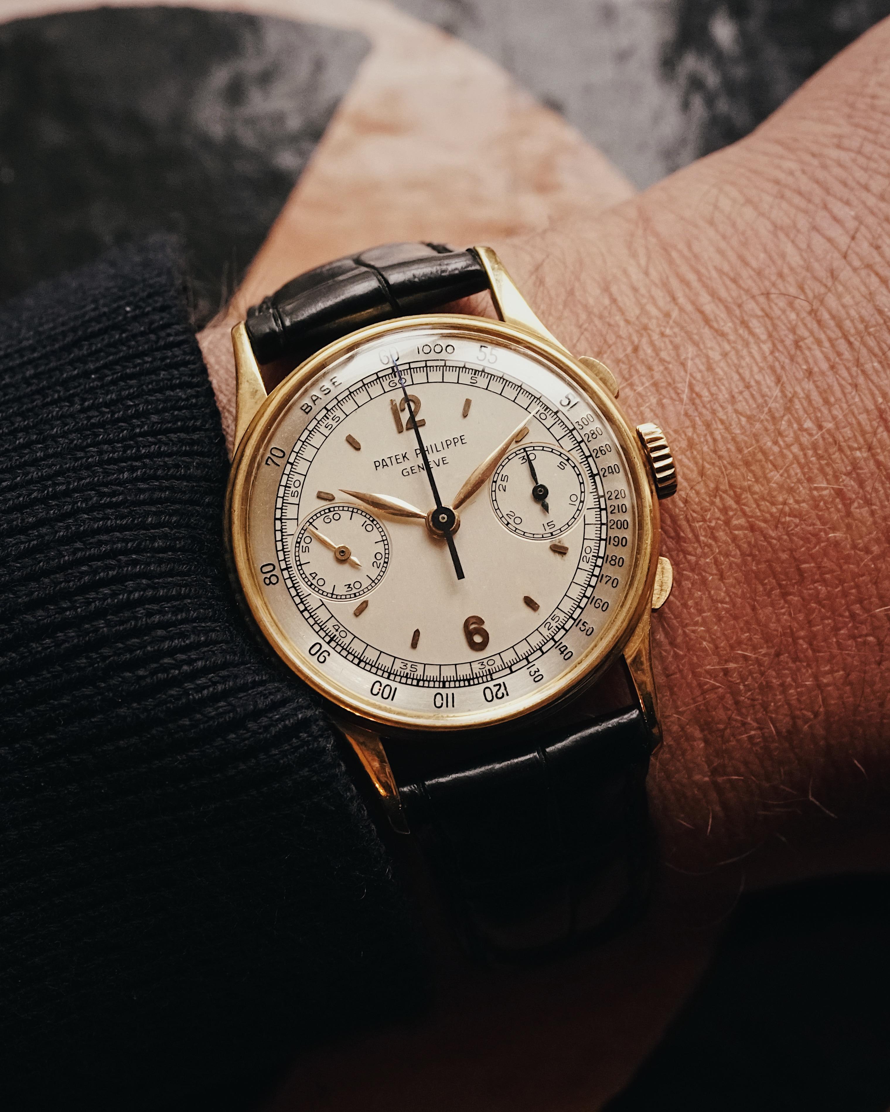 Moderne Patek Philippe, élégante et rare montre-bracelet en or 18 carats avec chronographe Ref. 130, 1947 en vente