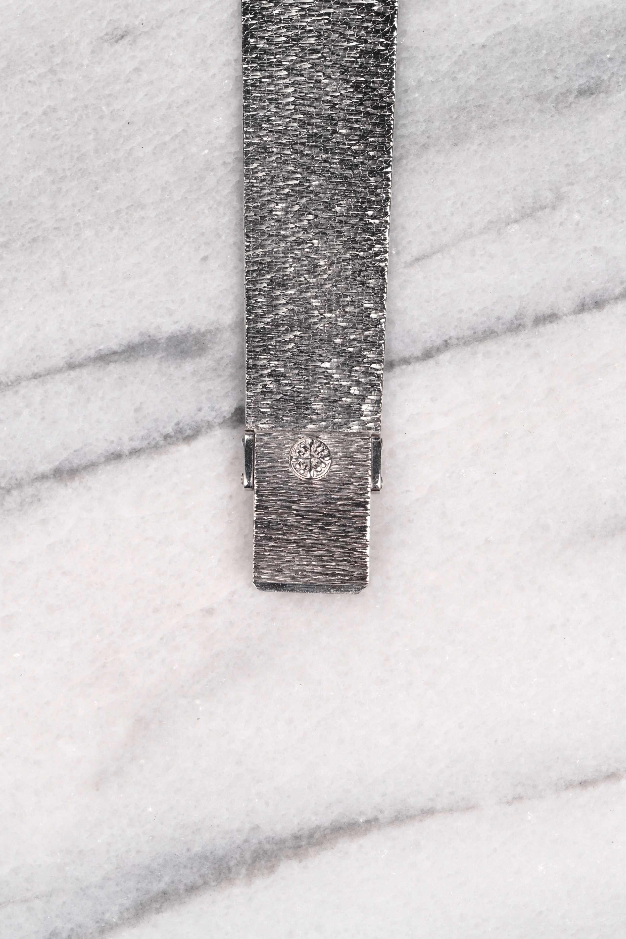 Presentamos una Patek Philippe Ellipse vintage excepcionalmente rara, fabricada en lujoso oro blanco de 18 quilates. Este elegante reloj presenta la emblemática caja Ellipse, combinada con un llamativo brazalete de oro integrado que luce un acabado