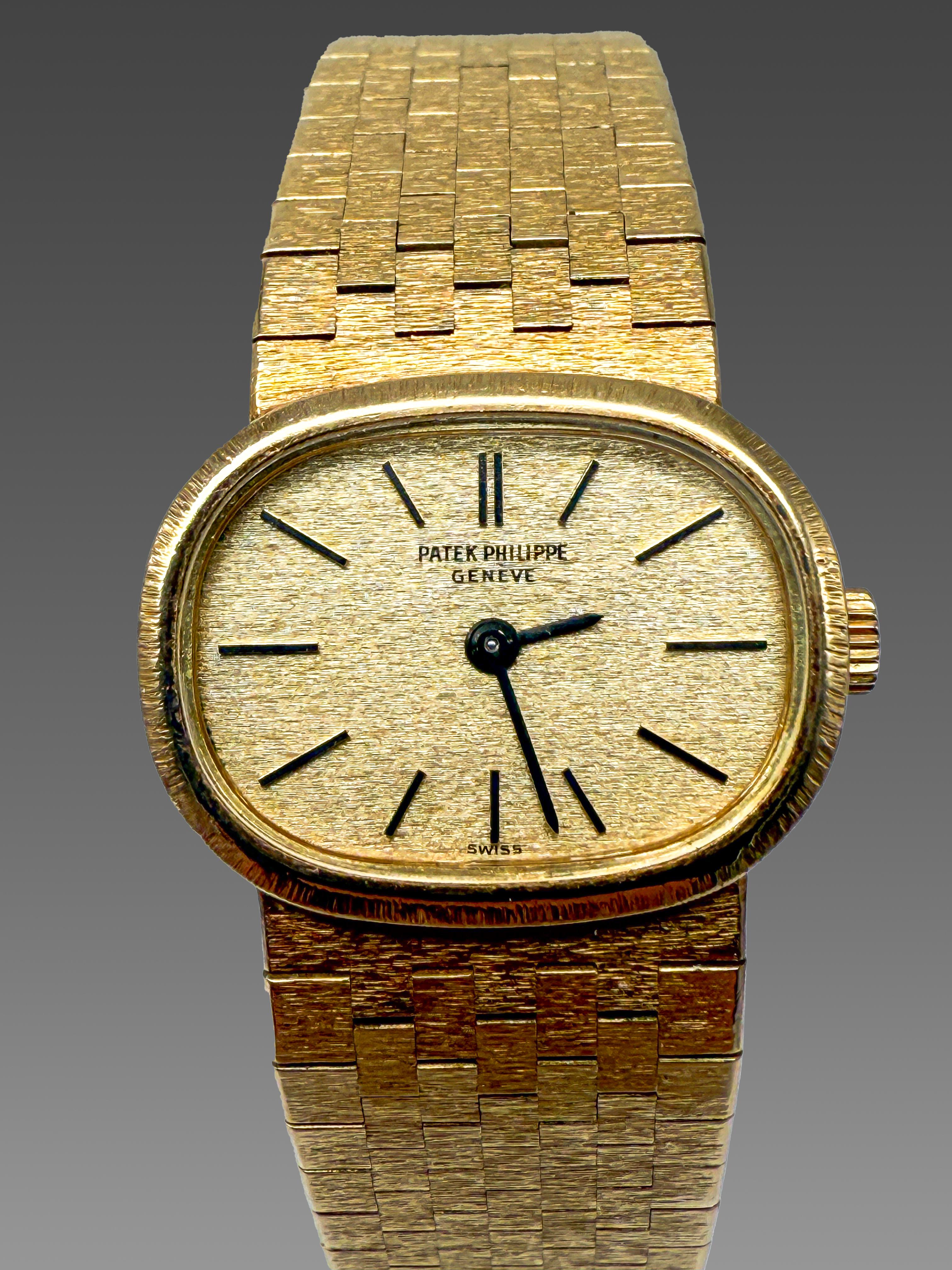 This exclusive Patek Philippe Ellipse wristwatch is a true masterpiece of horology, embodying luxury and elegance in its purest form. The watch is in good pre-owned condition and shows no significant signs of wear. It comes delivered in its original