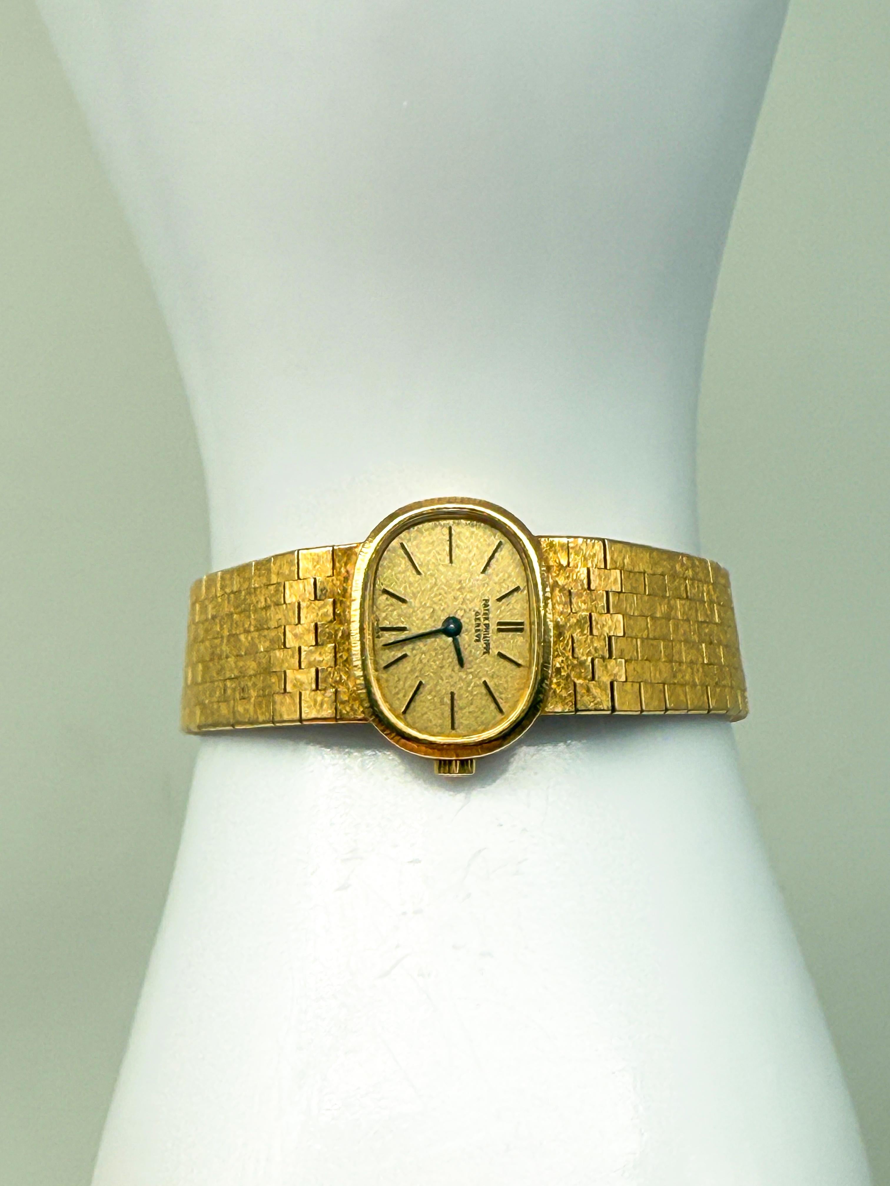 PATEK PHILIPPE Ellipse 18k Yellow Gold Ladies' Wristwatch 3373/1 In Excellent Condition In Berlin, DE