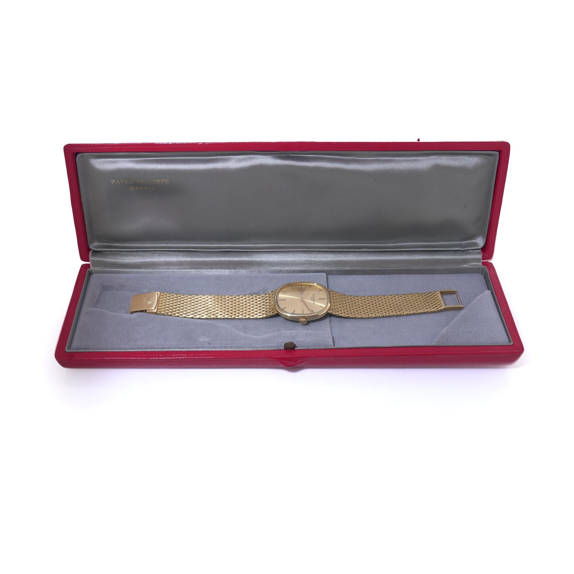 Patek Philippe Ellipse Ref. 3548 (1970s)

Beschreibung
Eine 1970er Patek Philippe Ellipse Ref. 3548 aus massivem 18-karätigem Gelbgold, mit der für diese Referenz charakteristischen, dezenten Ellipse-Gehäuseform. Das schlichte goldfarbene