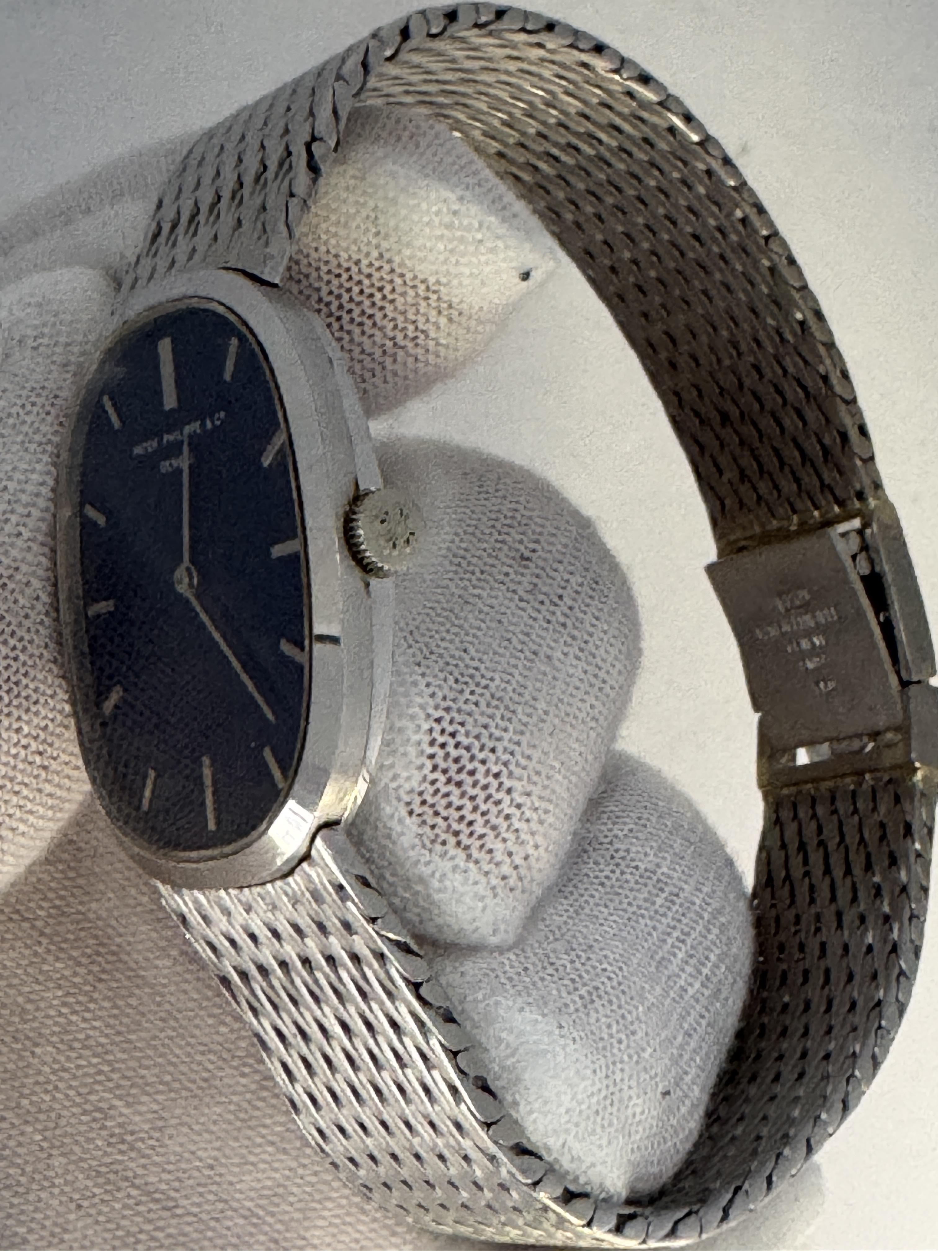 L'orologio Patek Philippe Ellipse 3548G ha una cassa di 27 mm in oro bianco 18 carati, completata da una lunetta in oro bianco 18 carati. Presenta un quadrante blu ristampato, ornato da lancette e indici in oro bianco. Il segnatempo è assicurato da