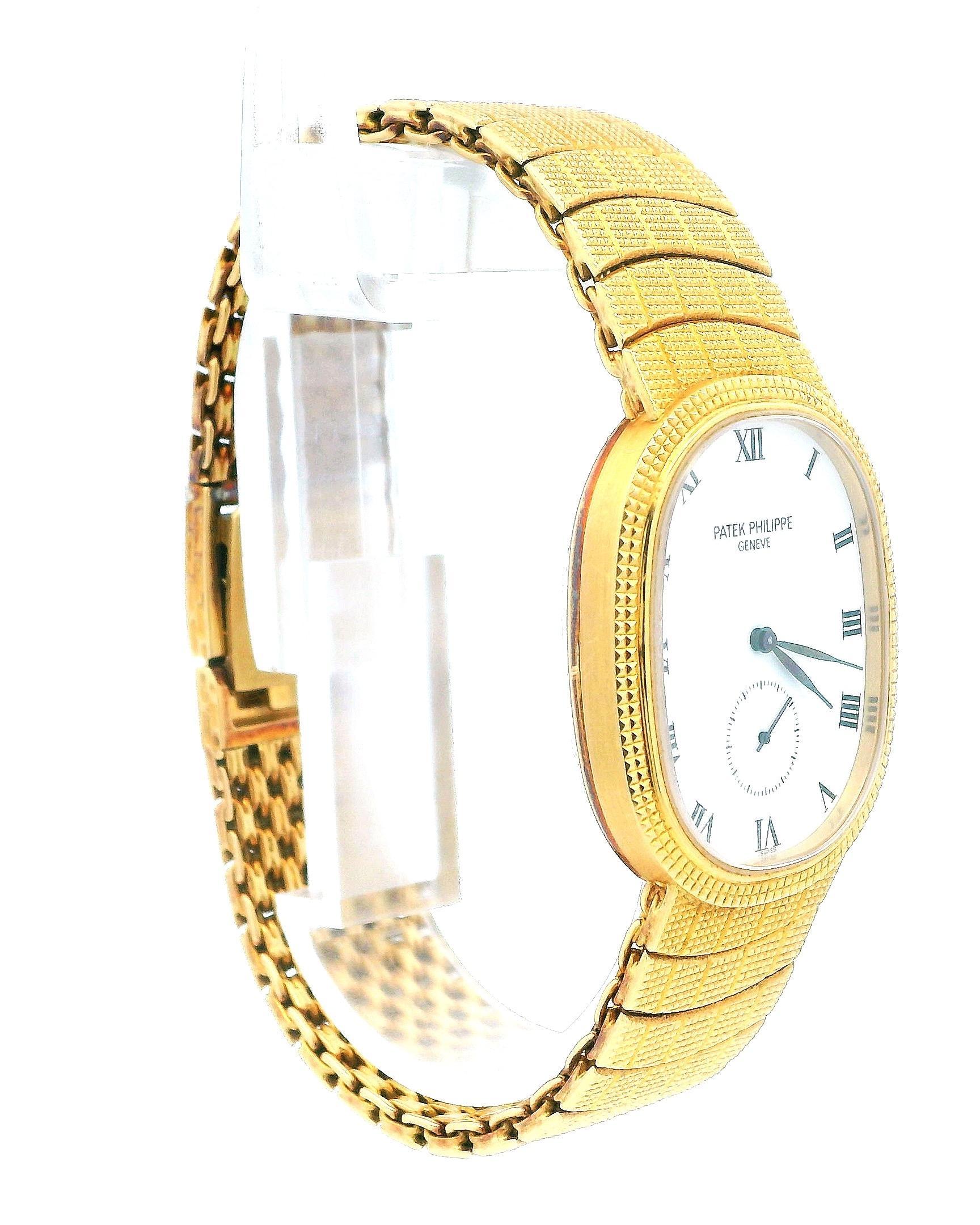 Die Patek Philippe Ellipse Referenz 3987 ist ein zeitloser Klassiker, der Eleganz und Raffinesse verkörpert. Dieser in den 1990er Jahren hergestellte Zeitmesser verfügt über ein wunderschönes Gehäuse aus 18 Karat Gelbgold, das für sein luxuriöses