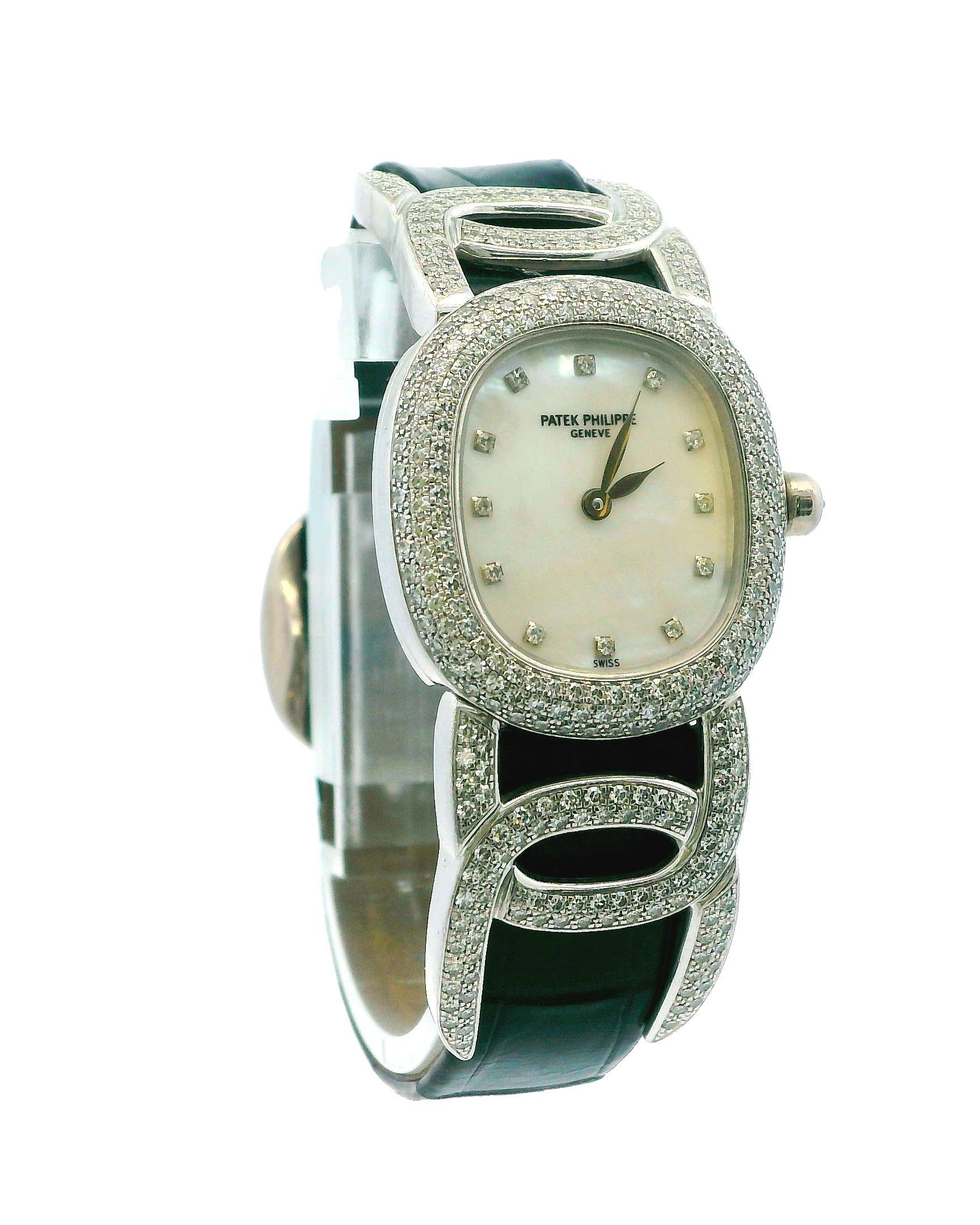 Patek Philippe Golden Ellipse 4832 Orologio da donna. Questo orologio presenta una cassa in oro bianco 18 carati da 23 mm impreziosita da diamanti incastonati in fabbrica. Ha un quadrante in madreperla con lancette in oro, completato da indici di