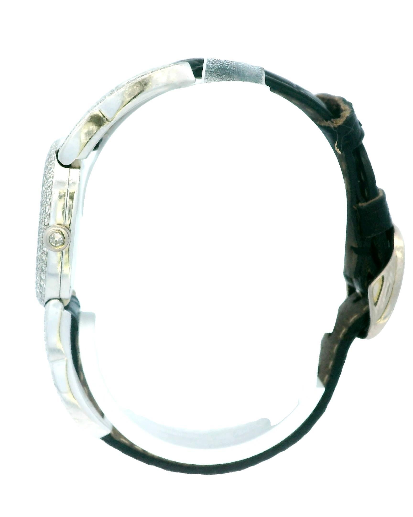 Montre pour dames Patek Philippe Golden Ellipse 4832. Cette montre présente un boîtier de 23 mm en or blanc 18 carats, orné de diamants sertis en usine. Elle possède un cadran en nacre avec des aiguilles en or, complétées par des index en diamant