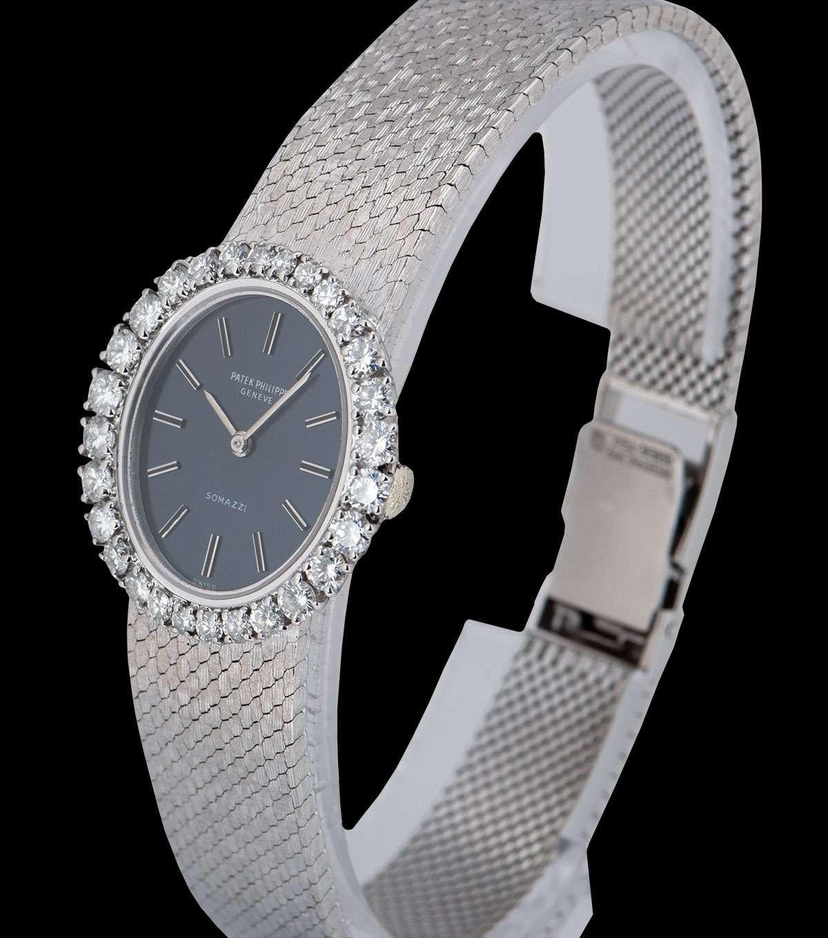Montre-bracelet pour dame Somazzi en or blanc 18 carats de 25 mm:: cadran bleu avec index appliqués:: lunette fixe en or blanc 18 carats sertie de 28 diamants ronds de taille brillant:: bracelet intégré en or blanc 18 carats avec fermoir de type