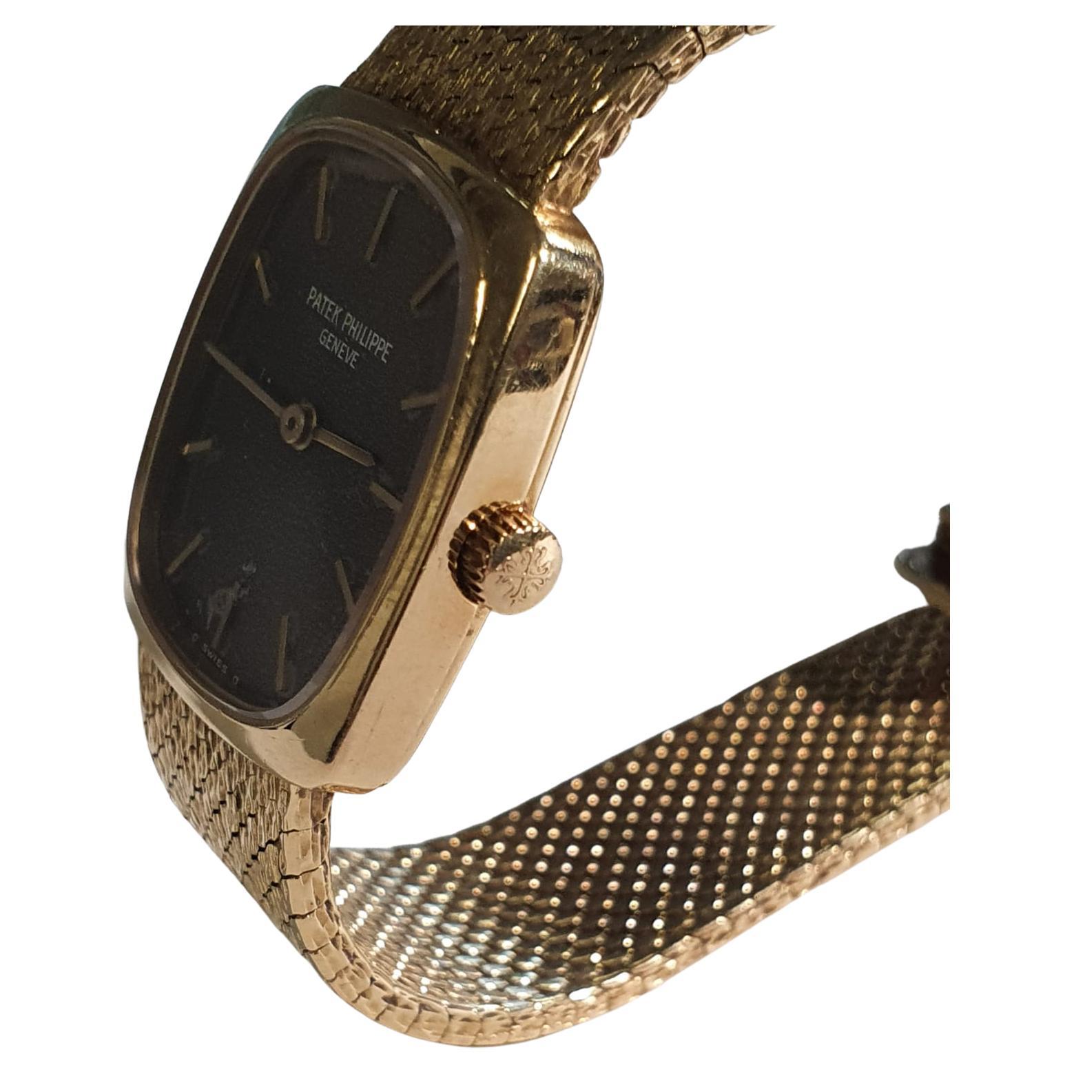 Patek Philippe Ellipse Lady Hand-wound women's watch in 18K gold (0.750) with an 18 K gold case, 18K gold bracelet and original clasp and an elegant golden brownish dial.

Manufacture: around 1960
Conditions:
- Dial: good condition with signs of