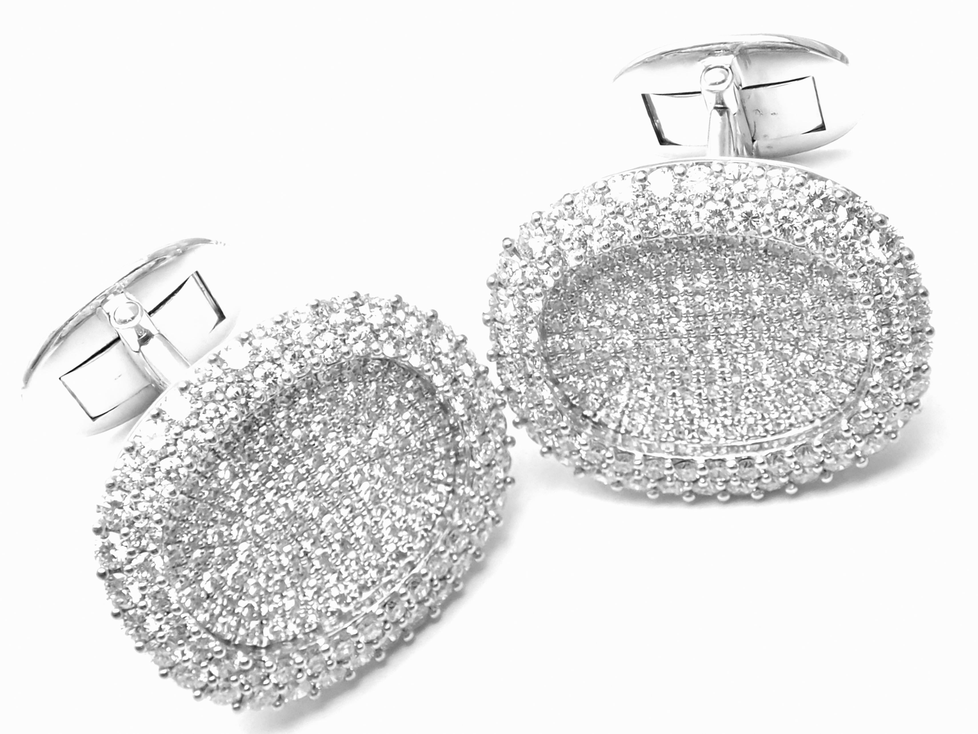 18k White Gold Diamond Ellipse Cufflinks by Patek Philippe.
With Round brilliant cut diamonds VVS1 clarity, E color total weight approx. 5ct
Details:
Measurements: 23mm x 19mm
Weight: 21.5 grams
Stamped Hallmarks: PPCo 750
*Free Shipping within the