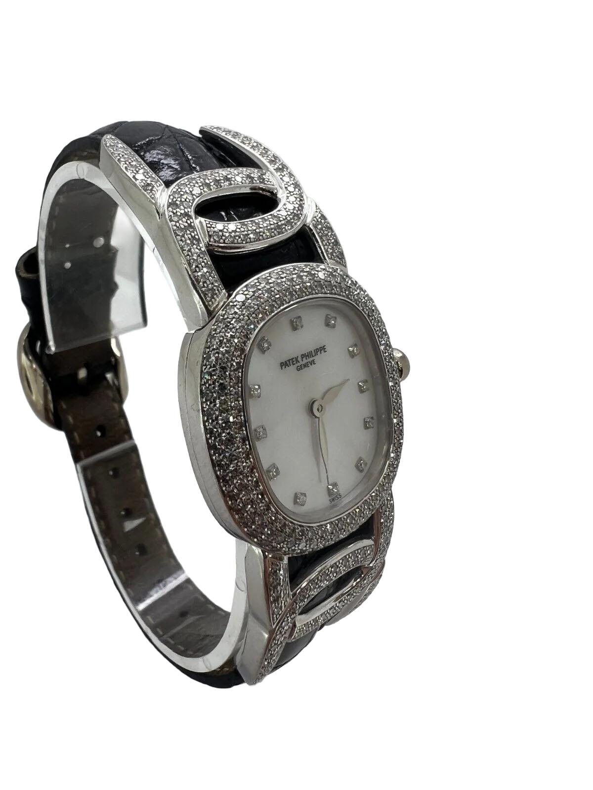 L'orologio da donna Patek Philippe Ellipse White Mother of Pearl, modello 4832G, è uno splendido esempio di eleganza senza tempo e di squisita fattura. Realizzato in lussuoso oro bianco 18 carati, questo sofisticato orologio presenta un bellissimo
