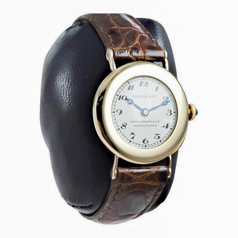 FABRIK / HAUS: Patek Philippe & Cie. für Tiffany & Co.
STIL / REFERENZ: Art Deco 
METALL / MATERIAL: 18Kt. Gelbgold 
CIRCA / JAHR: 1920er Jahre
ABMESSUNGEN / GRÖSSE: Länge 33mm x Durchmesser 26mm
UHRWERK / KALIBER: Handaufzug / 18 Jewels