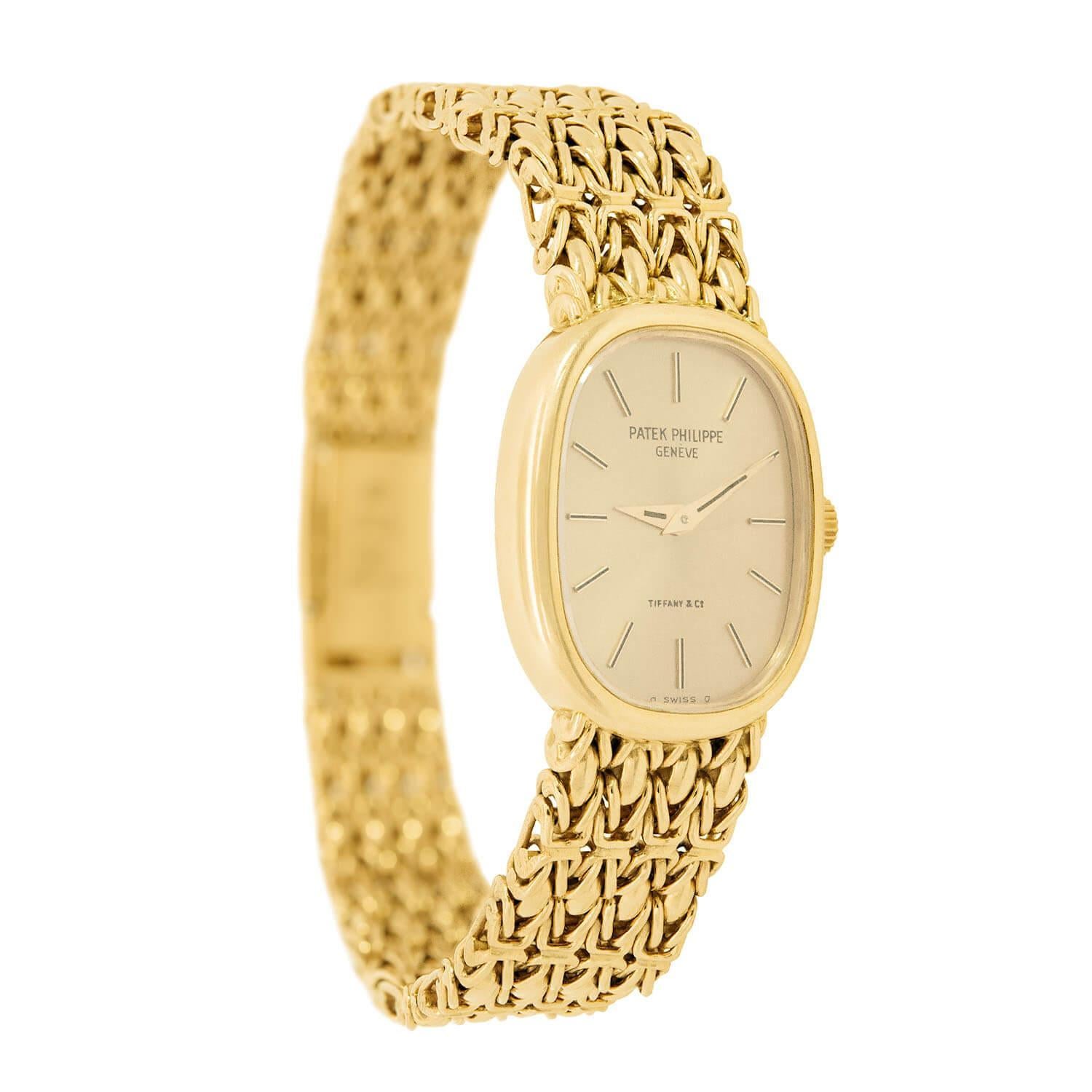 Une superbe montre de l'époque Retro (ca1960s) par le légendaire horloger Patek Phillipe pour Tiffany and Co. ! Réalisée en or jaune 18 carats, cette pièce présente un bracelet souple au tissage complexe. Le cadran ovale de la montre présente une