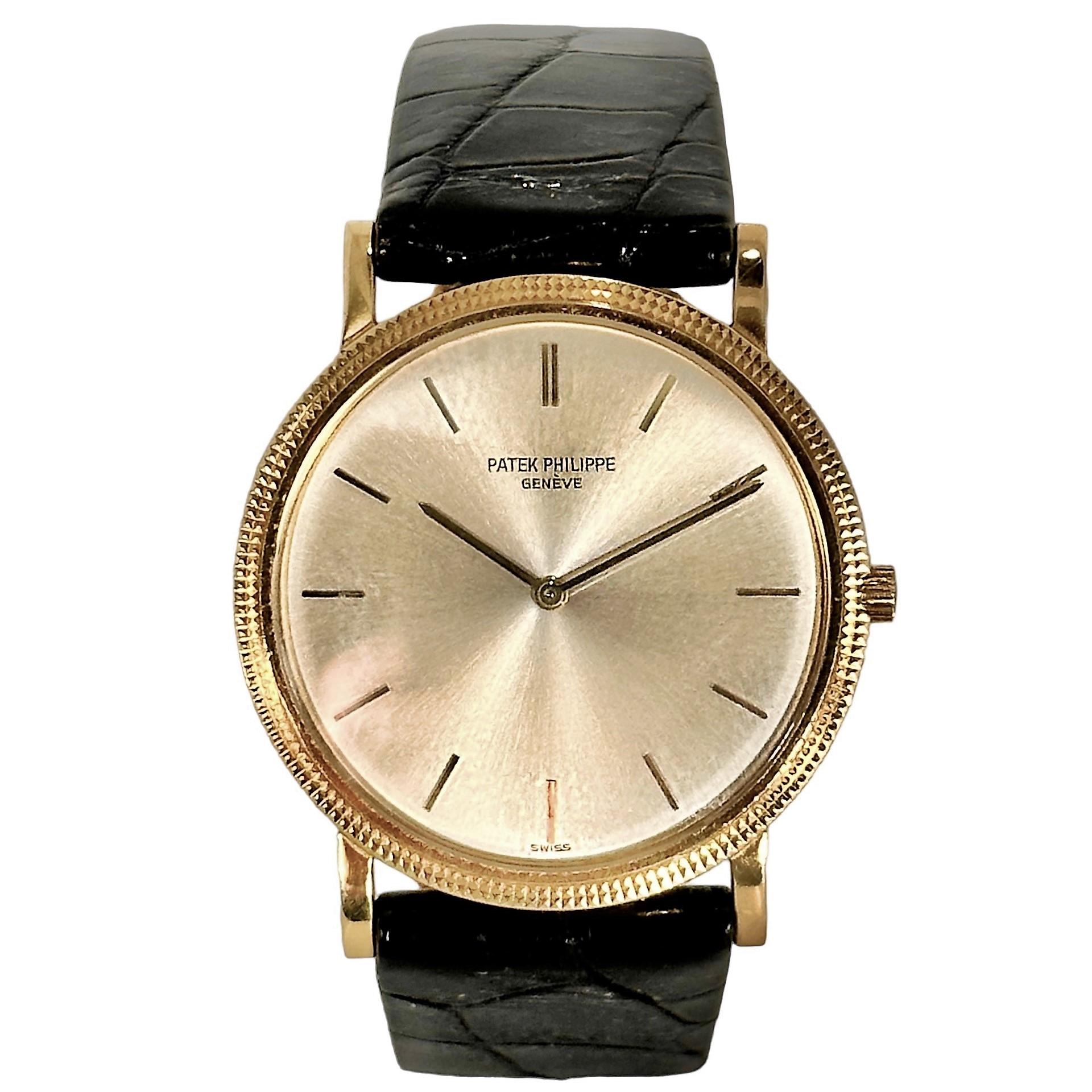 Diese maßgeschneiderte und stilvolle Patek Philippe Armbanduhr mit Automatikaufzug kann nur als in einem wunderbaren Vintage-Zustand beschrieben werden. Die Uhr wurde Mitte bis Ende des 20. Jahrhunderts von der renommierten Uhrenmanufaktur Vener