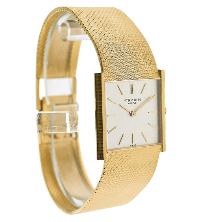 FABRIK / HAUS: Patek Philippe 
STIL / REFERENZ: Quadratisches Armband Kleid / Ref. 3494
METALL / MATERIAL: 18Kt. Gelbgold
CIRCA: 1965 / 1966
ABMESSUNGEN: 26mm X 26mm
UHRWERK / KALIBER: Handaufzug / 18 Jewels / Kal. 175
ZIFFERBLATT / ZEIGER: Original