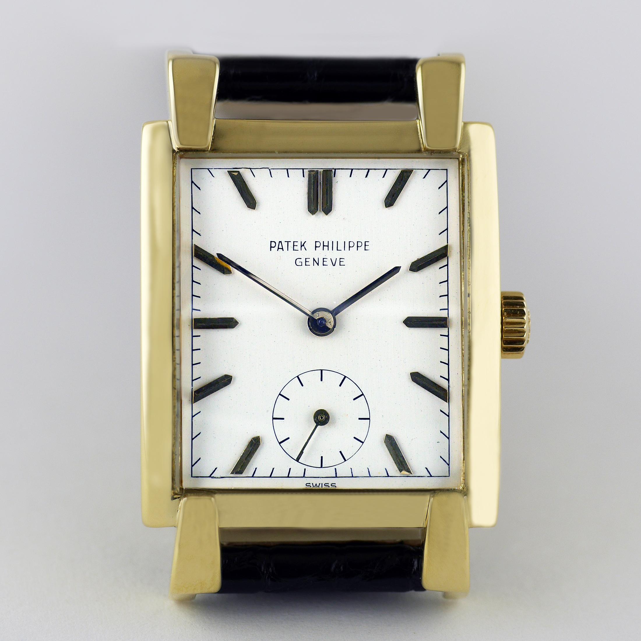 Eine elegante, feine und seltene Vintage-Armbanduhr von Patek Philippe aus dem Jahr 1951.

Das rechteckige 18-Karat-Gehäuse aus Gelbgold mit ungewöhnlich überlagerten, verkehrten und konisch zulaufenden Bandanstößen.

Jewelled, 9'''90 Kaliber