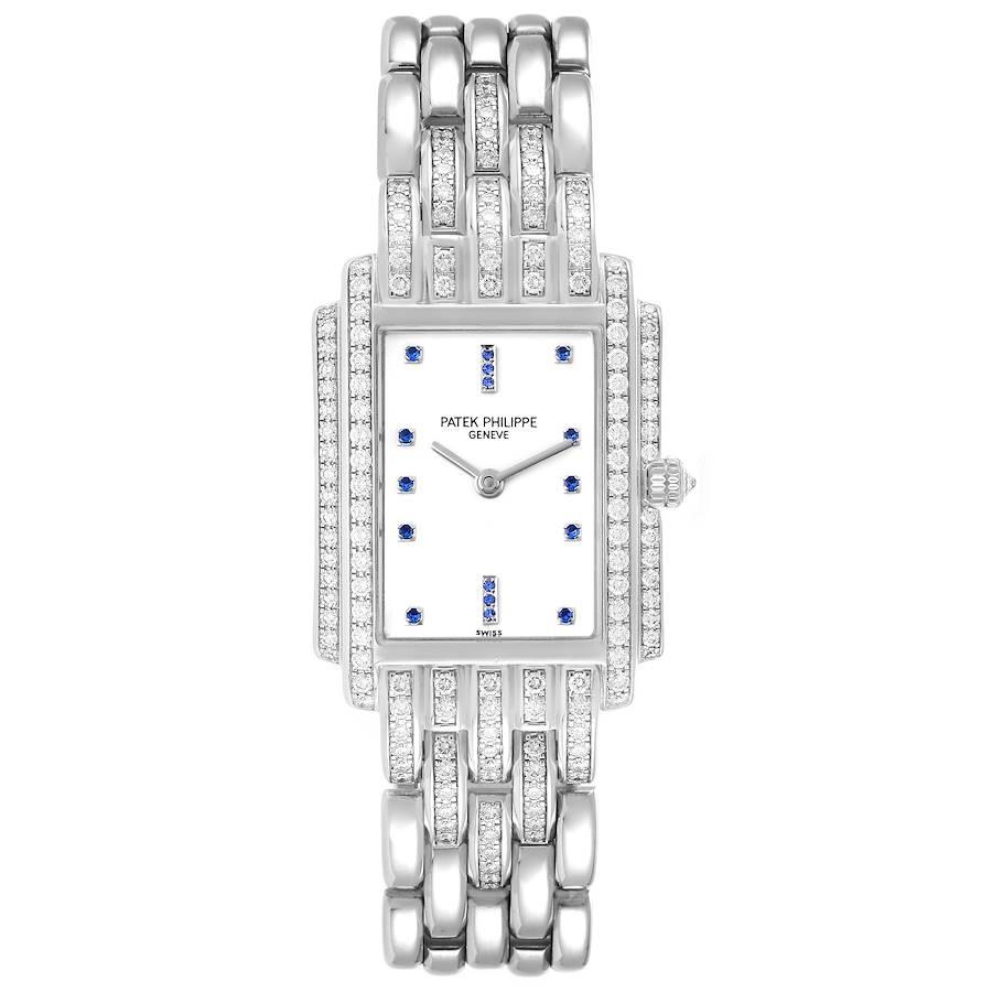 Orologio da donna Patek Philippe Gondolo in oro bianco 18 carati con diamanti 4825. Movimento al quarzo. Cassa rettangolare in oro bianco 18 carati da 29,0 x 22,5 mm. Lati, anse e corona incastonati di diamanti. Lunetta a gradini in oro bianco 18
