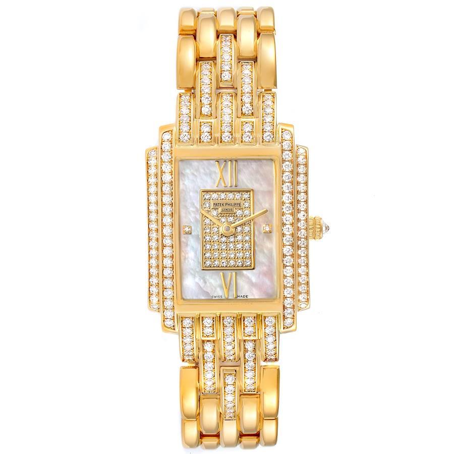 Patek Philippe Gondolo 18k Gelbgold MOP Diamant Damenuhr 4825 Papiere. Quarzwerk. 18k Gelbgold rechteckiges Gehäuse 29,0 x 22,5 mm Fall. Seiten, Bandanstöße und Krone mit Diamanten besetzt. gestufte Diamantlünette aus 18 Karat Gelbgold. Kratzfestes