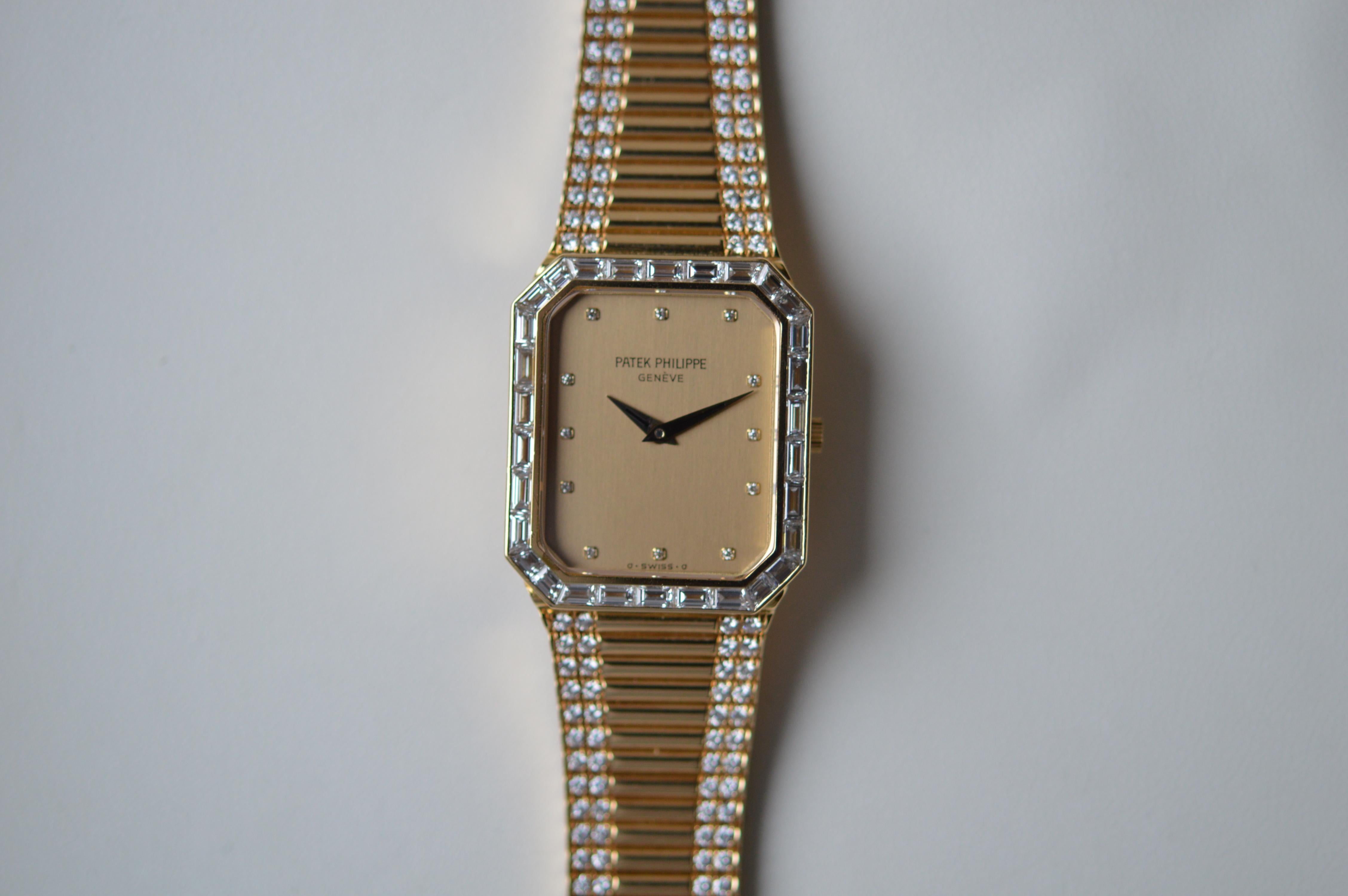 Patek Philippe Gondolo Pavé Bezel and Bracelet Link
Référence n°3819/002
Very rare item in this condition
30mm X 25mm
Full 18K Yellow Gold
Quartz Movement
Original Patek Philippe Diamond Setting
Gold Dial with 12 Square Diamonds
30 baguette diamonds