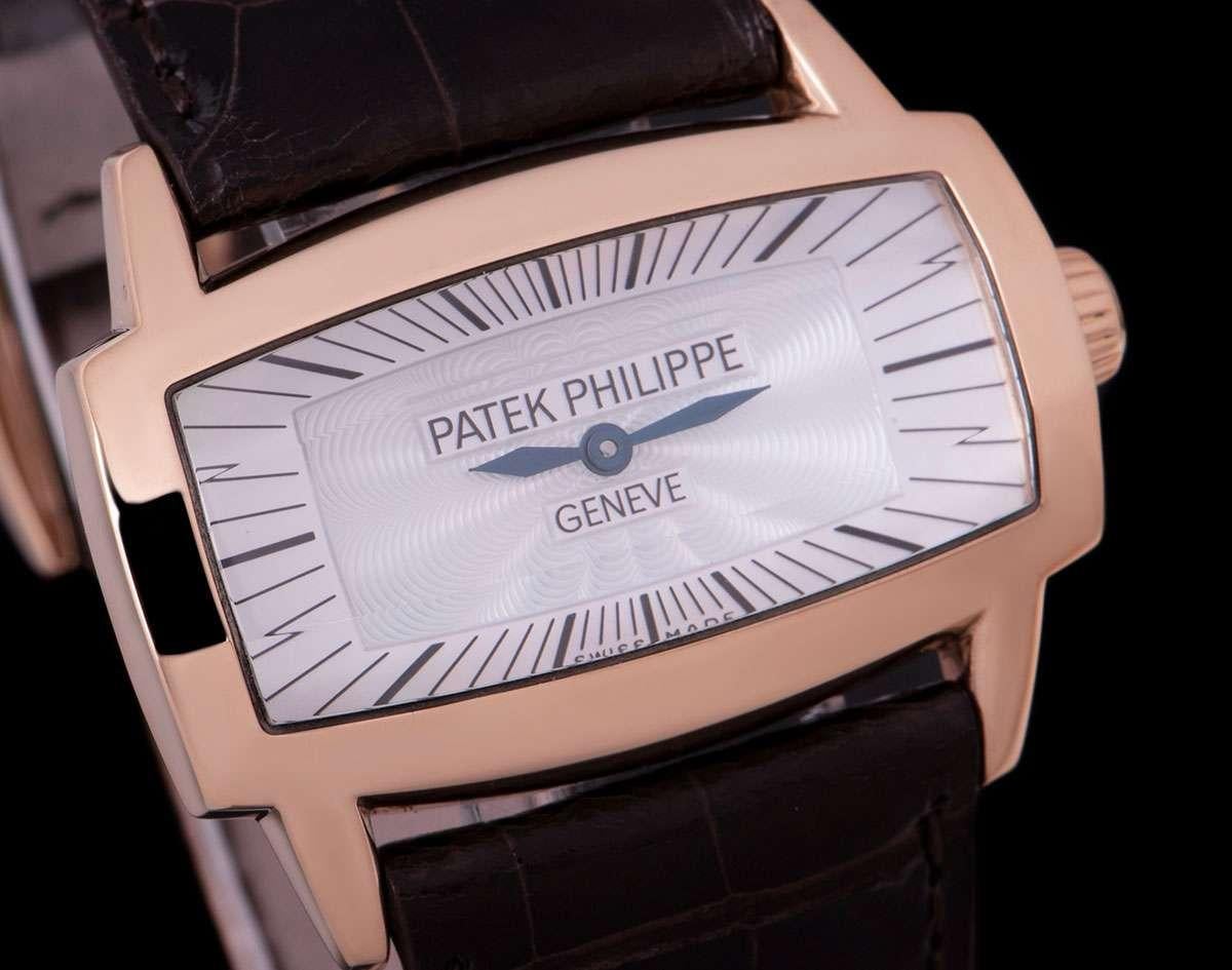 Patek Philippe Gondolo Gemma 18 Karat Rose Gold White Mother of Pearl Dial 4980R In Excellent Condition In London, GB