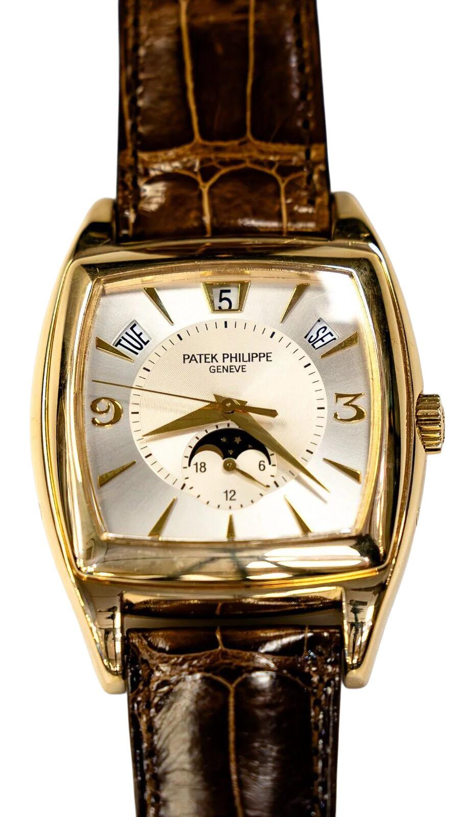 Elegia il tuo stile con questo lussuoso e classico orologio da uomo Patek Philippe Gondolo, un orologio raffinato che incarna perfettamente un'eleganza senza tempo. Caratterizzato da una cassa in oro giallo con lunetta liscia, l'orologio emana