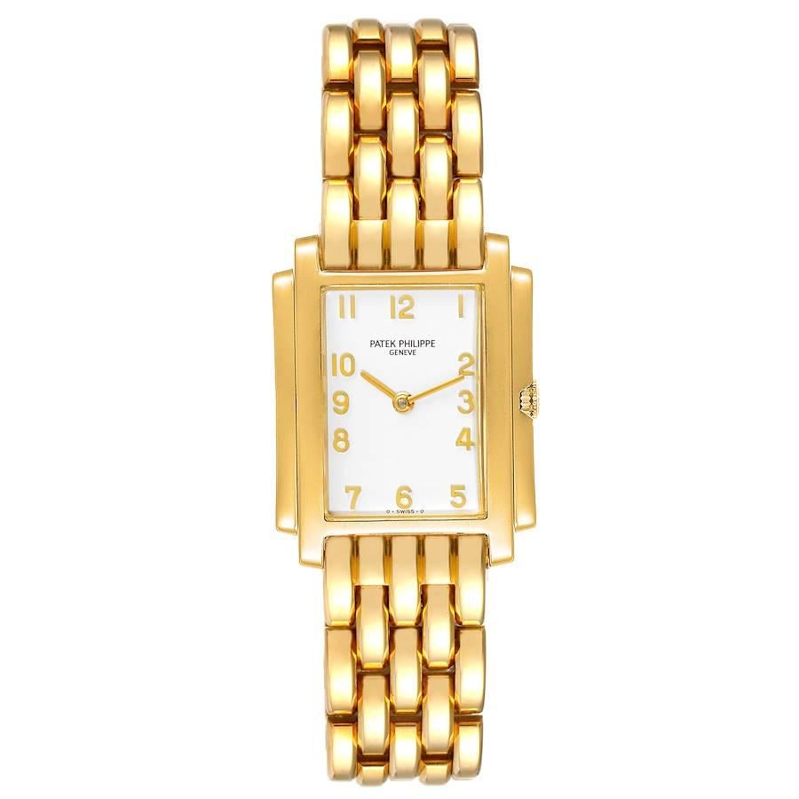 Patek Philippe Gondolo Weißes Zifferblatt Gelbgold Damenuhr 4824 Papiere. Quarzwerk. gewölbtes rechteckiges Gehäuse aus 18 Karat Gelbgold, 22,0 x 29,0 mm. Abgestufte Seiten, Gehäuseboden mit vier Schrauben gesichert. lünette aus 18 Karat Gelbgold.