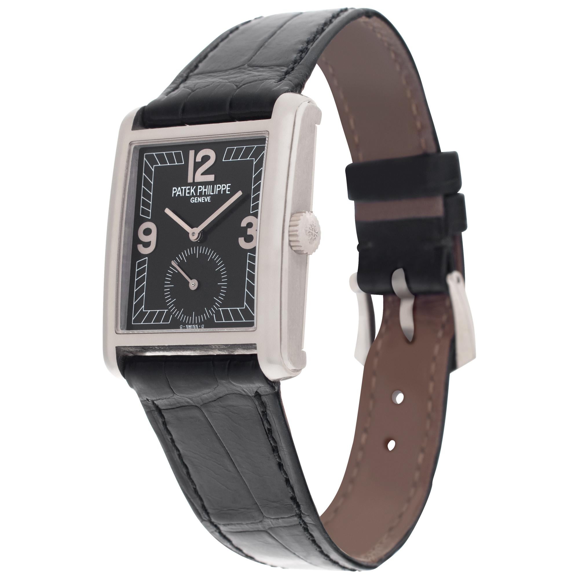 Patek Philippe Gondolo aus 18k Weißgold mit Lederband. 28 mm Gehäusegröße. Manuell mit Untersekunden. Ref 5014. Fein Pre-owned Patek Philippe Uhr.

 Certified preowned Kleid Patek Philippe Gondolo 5014 Uhr ist aus Weißgold auf einem schwarzen