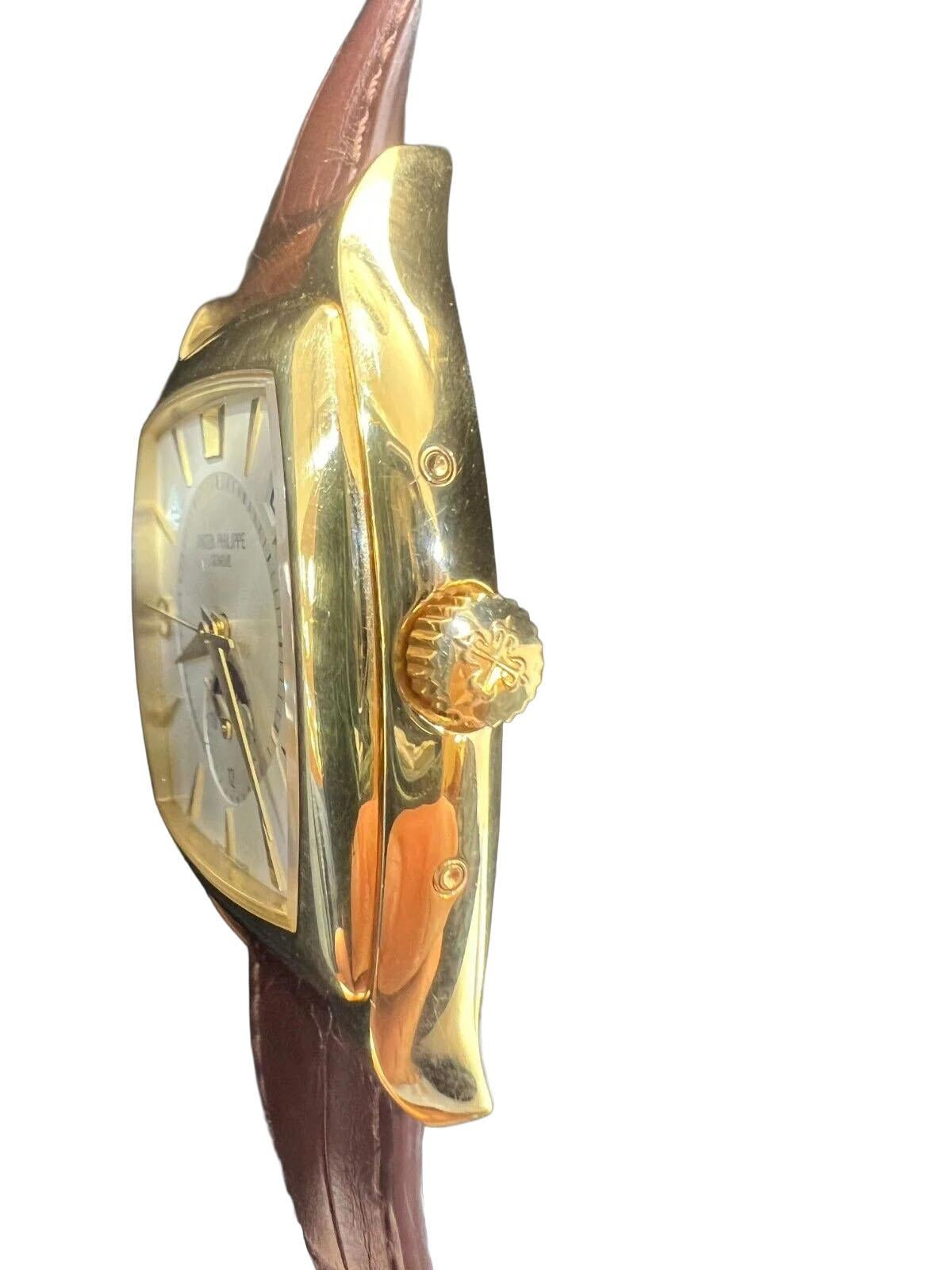 Questo orologio da polso da uomo Patek Philippe Grand Complications è una vera e propria testimonianza di lusso e raffinata maestria. L'orologio presenta una sofisticata cassa in oro giallo con una lunetta liscia, perfettamente completata da un