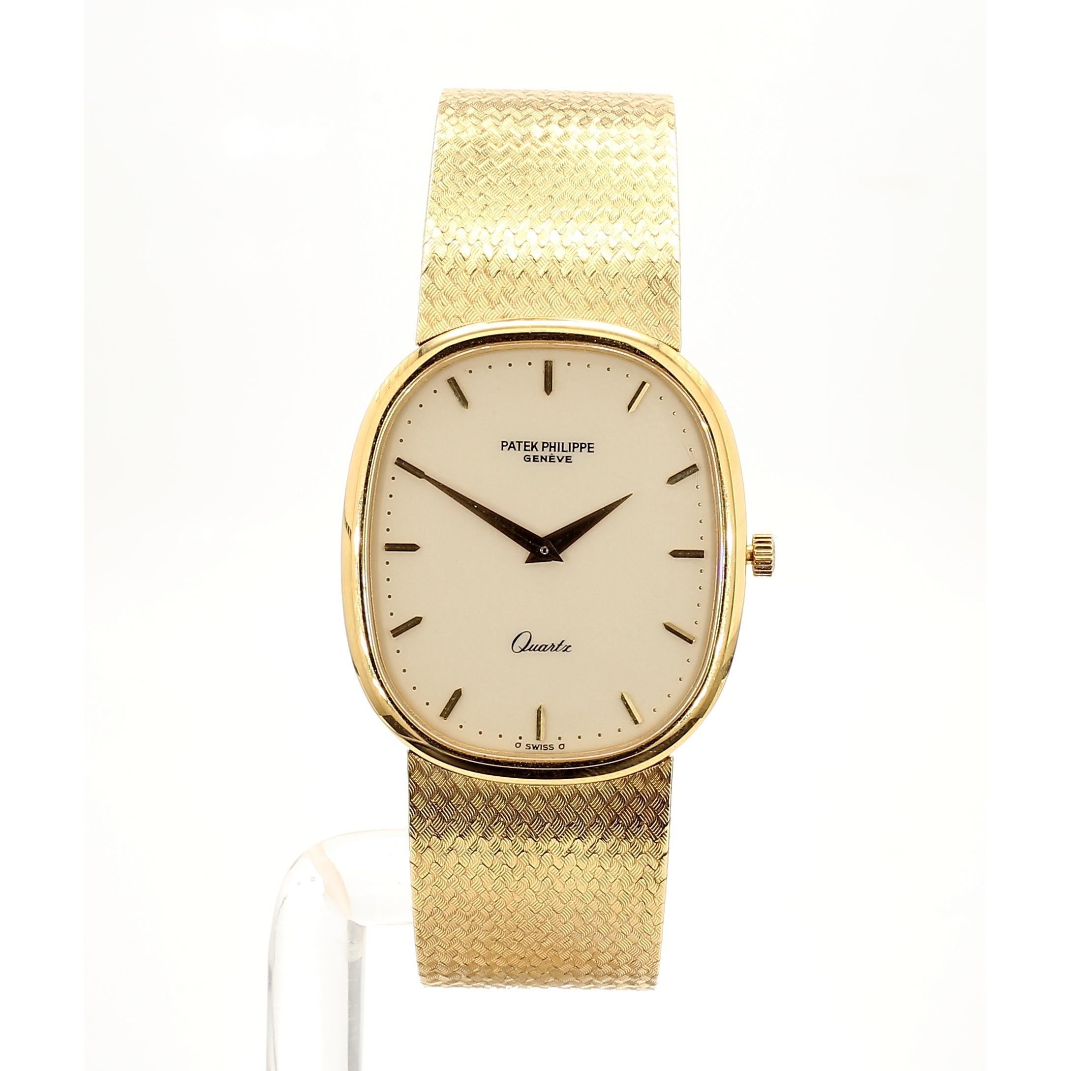 Dieses elegante und zeitlose Ellipsendesign aus 18-karätigem Gold aus den 1980er Jahren steht für den klassischen Minimalismus der spätmodernen Schmuckkunst. Das aus 18-karätigem Gelbgold gefertigte Schmuckstück zeichnet sich durch ein glattes,