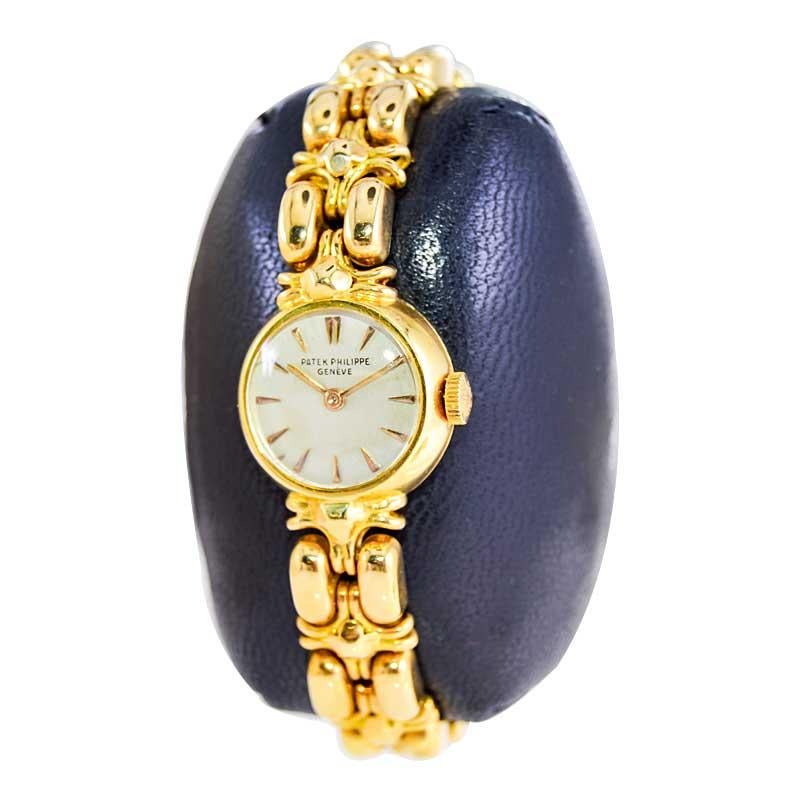 Patek Philippe Ladies 18 Karat, Yellow Gold Art Deco Bracelet Watch, circa 1940s In Excellent Condition For Sale In Long Beach, CA