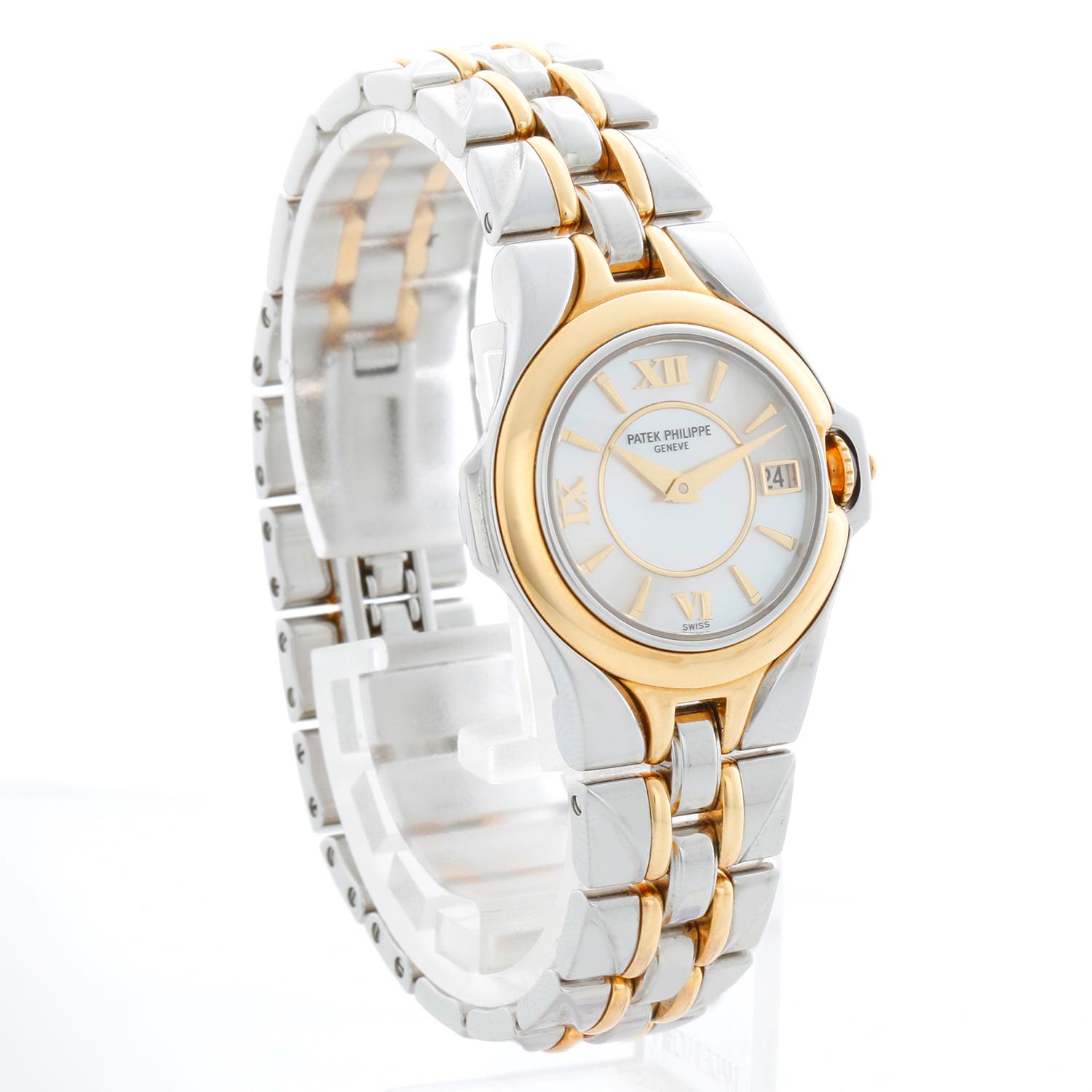Reloj Patek Philippe de acero inoxidable para señora 4891/1 - Cuarzo. Escultura. Caja de acero inoxidable. Esfera de nácar con índices pulidos y números romanos. Pulsera bicolor. Seminuevo con caja de viaje Patek Philippe.


