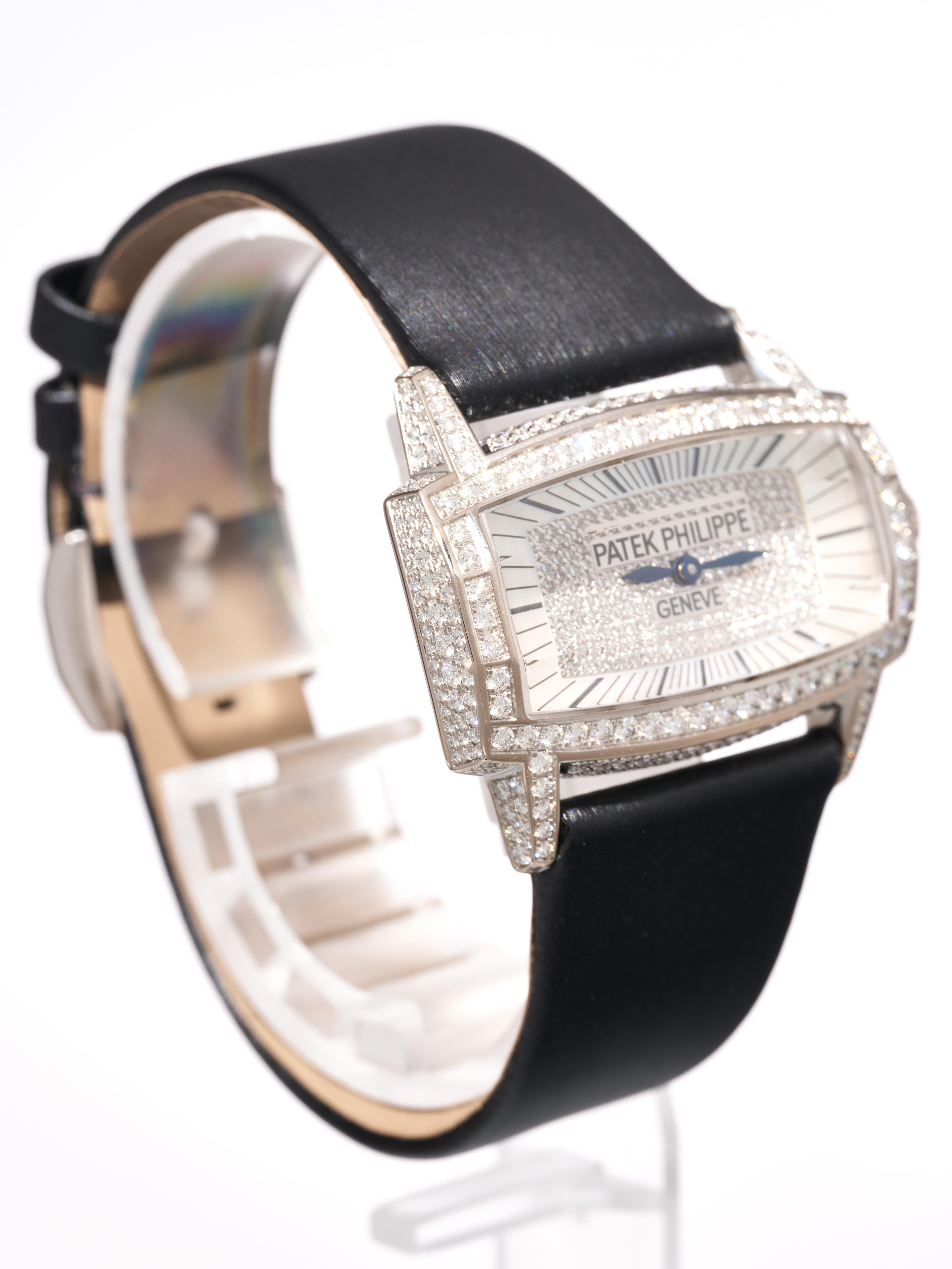 Fork In Time ist stolz darauf, auf dem 1st Dibs-Marktplatz anzubieten:

PATEK PHILIPPE 
Gondolo Gemma 
Damenuhr
18K Weißgold
Perlmutt-Zifferblatt
Vollständige Fabrik Pave Diamanten in das Gehäuse, Krone, Zifferblatt und Schnalle